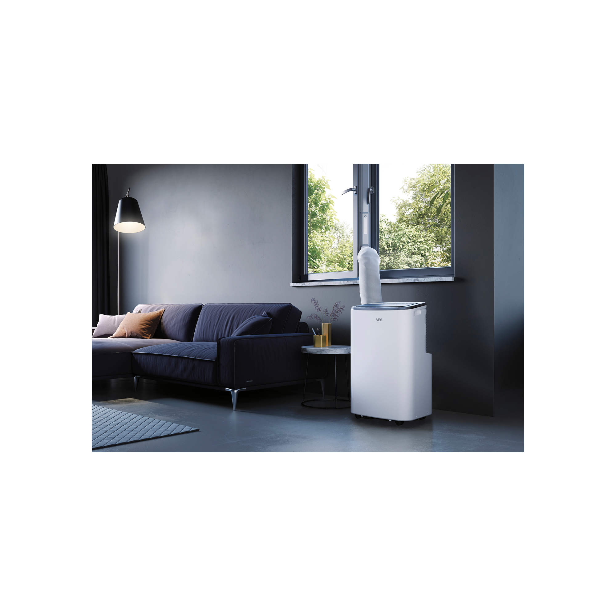 Salon z ciemną sofą, oknem, białym klimatyzatorem. Ciemnoszare ściany.