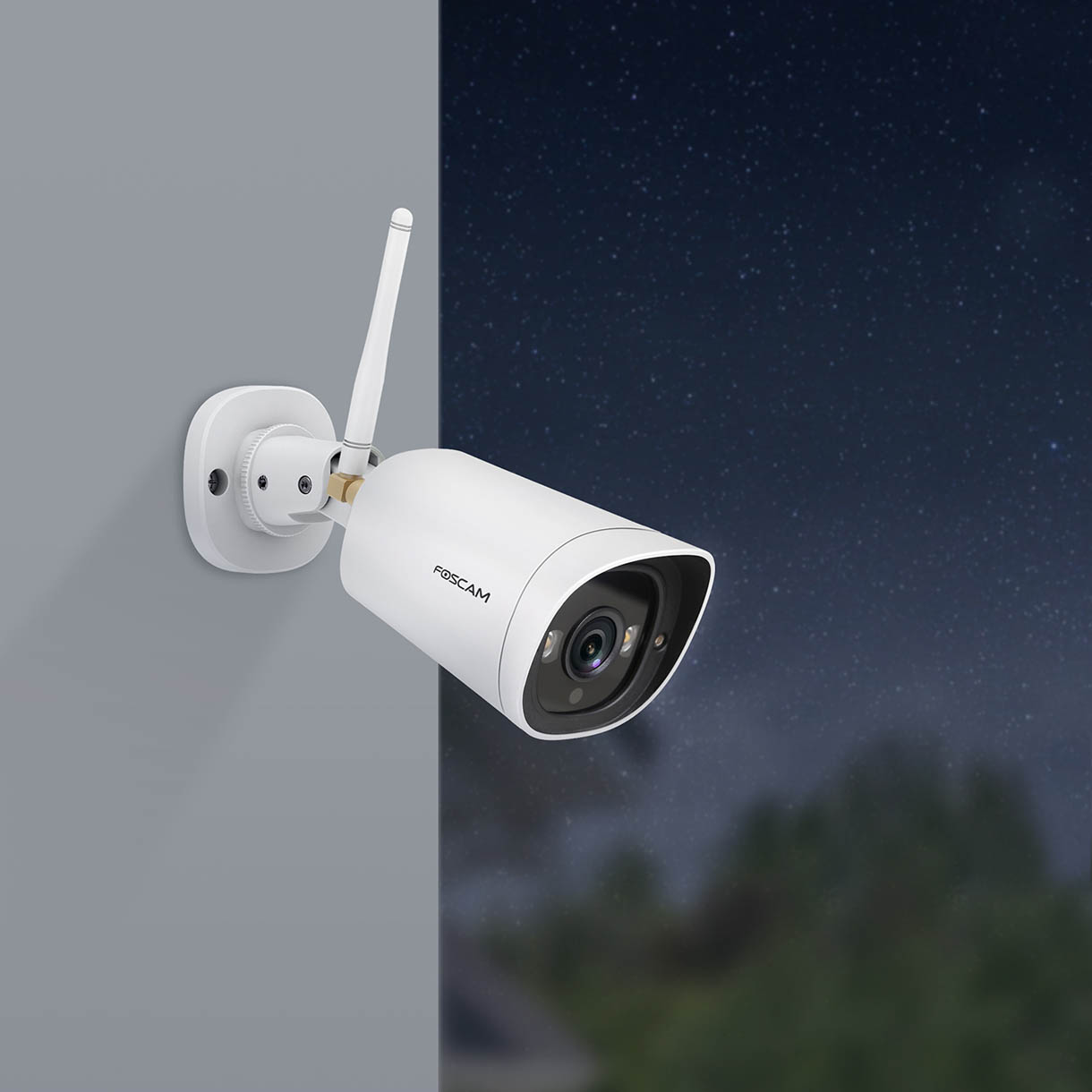 Una telecamera di sicurezza bianca con antenna su un muro di notte. Le stelle sono visibili sullo sfondo.