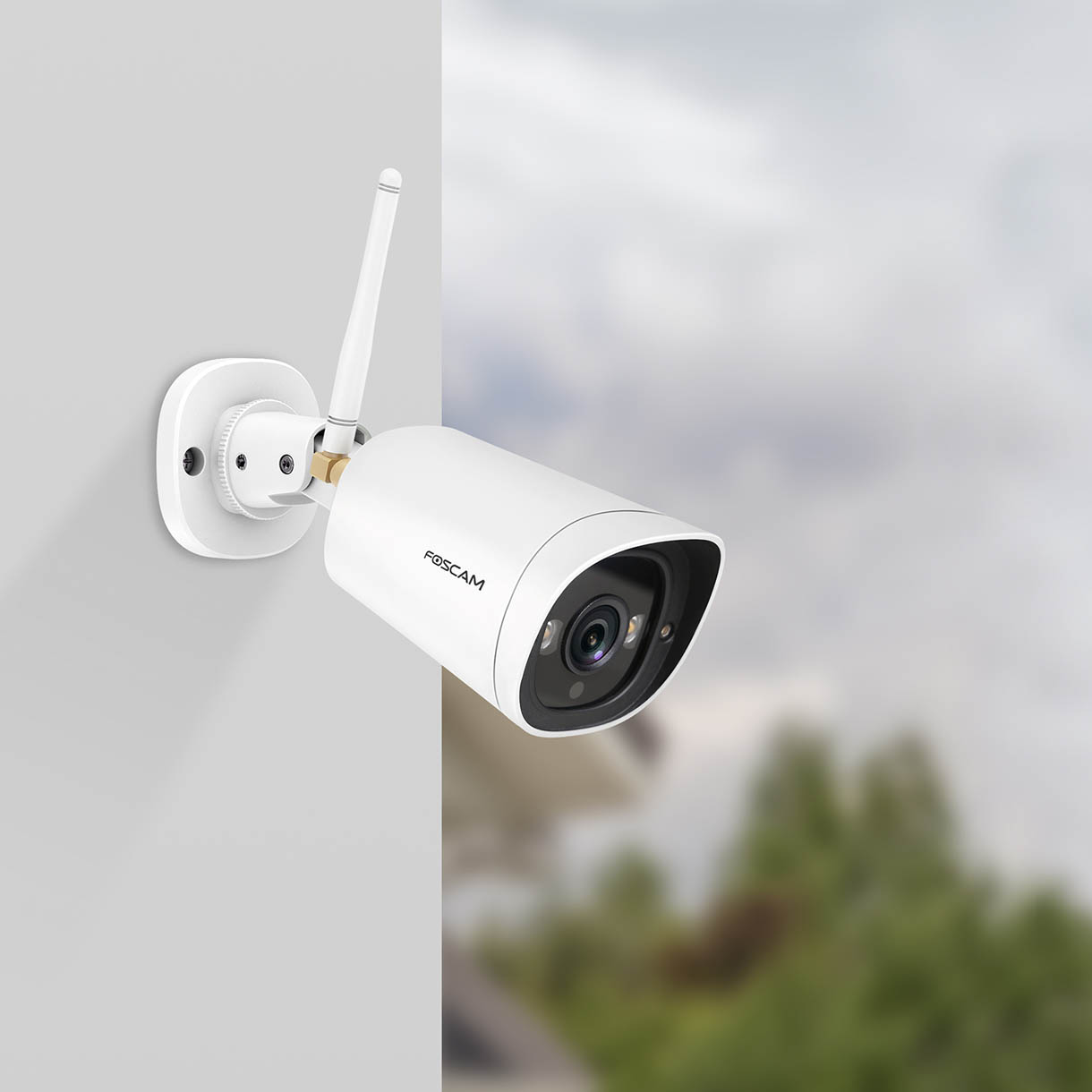 Telecamera di sicurezza bianca montata su un muro, con antenna.