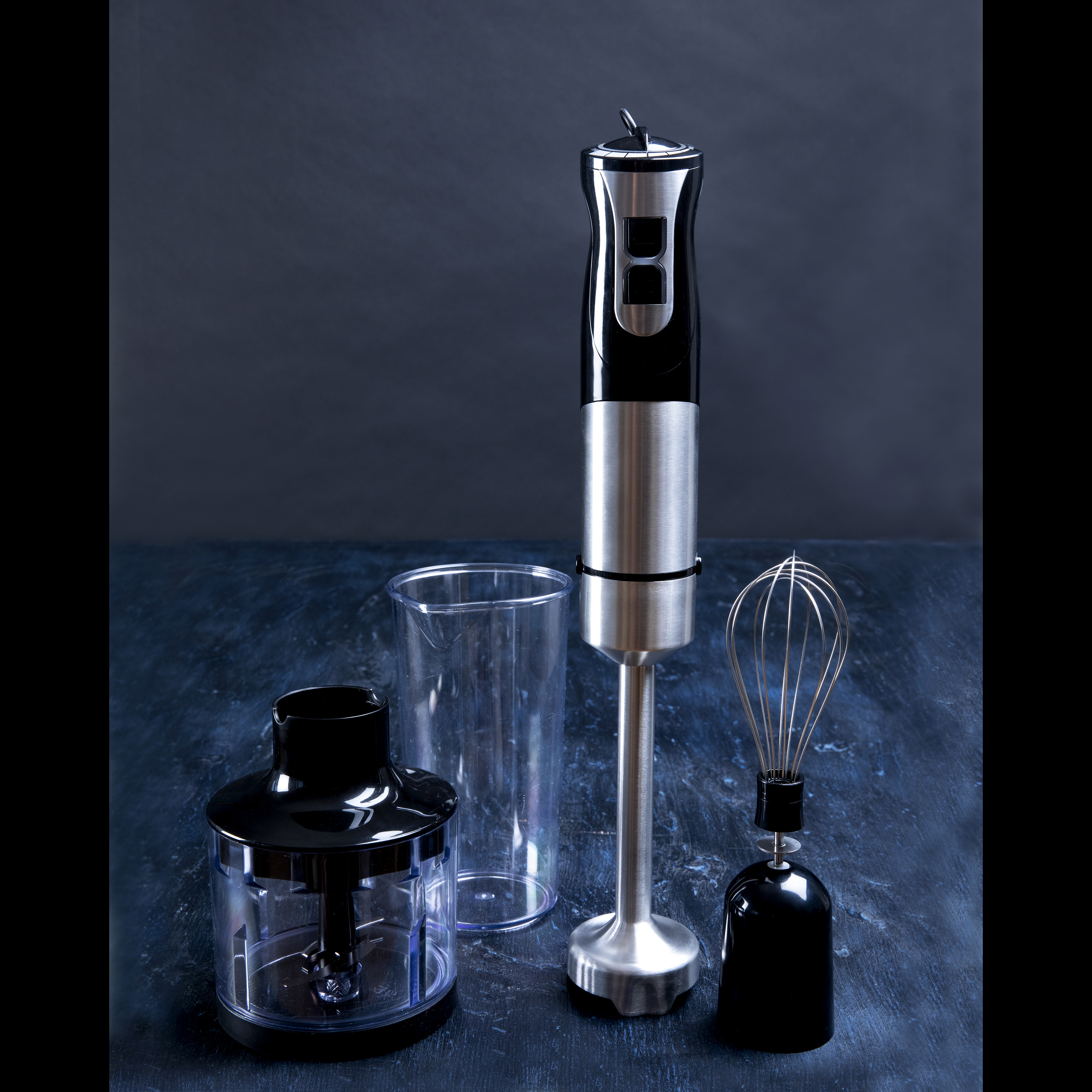 Blender ręczny z akcesoriami: dzbanek, siekacz i trzepaczka.