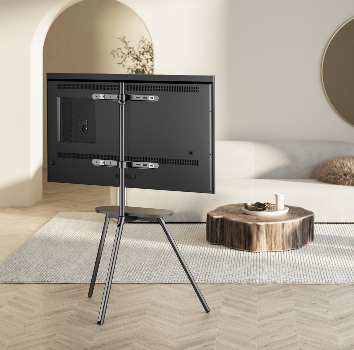 Tv op een houten statiefstandaard. Het is zwart, en de achtergrond toont een kamer met een bank en tapijt.
