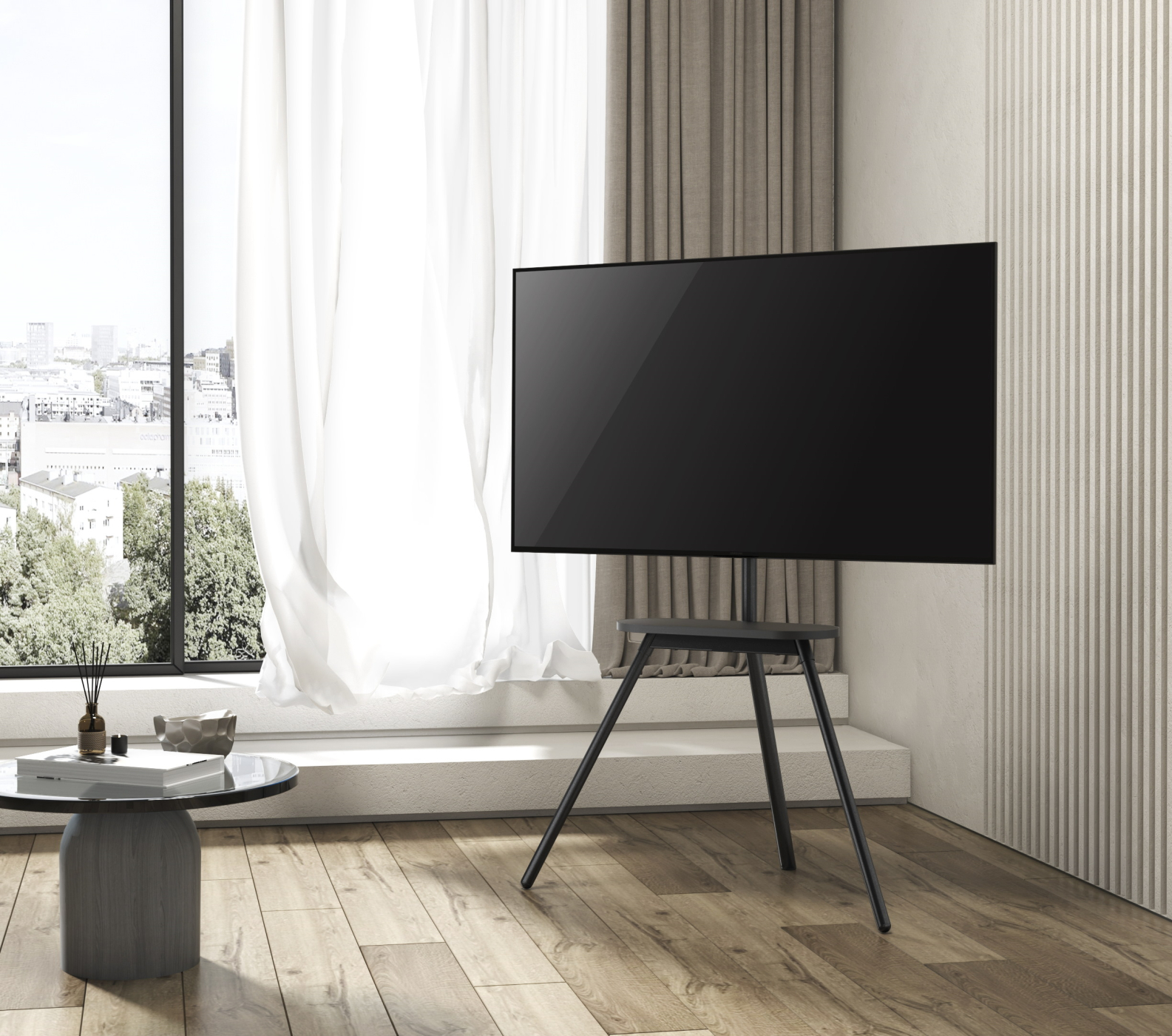 Grote zwarte tv op een standaard in een kamer met een raam en een tafel.
