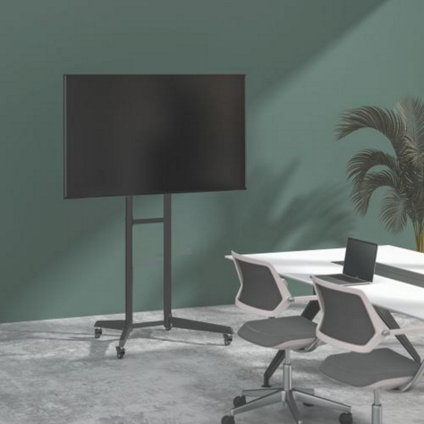 Een grote zwarte tv op een standaard in een kamer met stoelen.