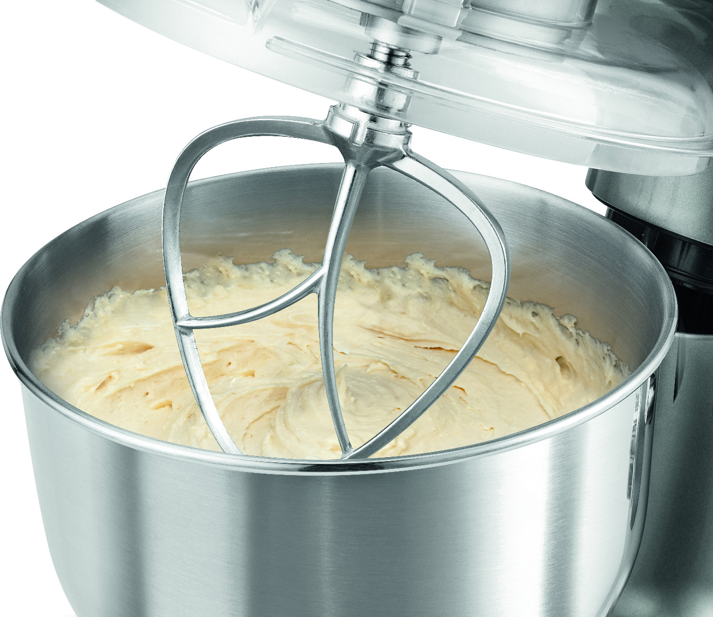 Miska ze stali nierdzewnej z ubijaczką mieszającą jasną masę.