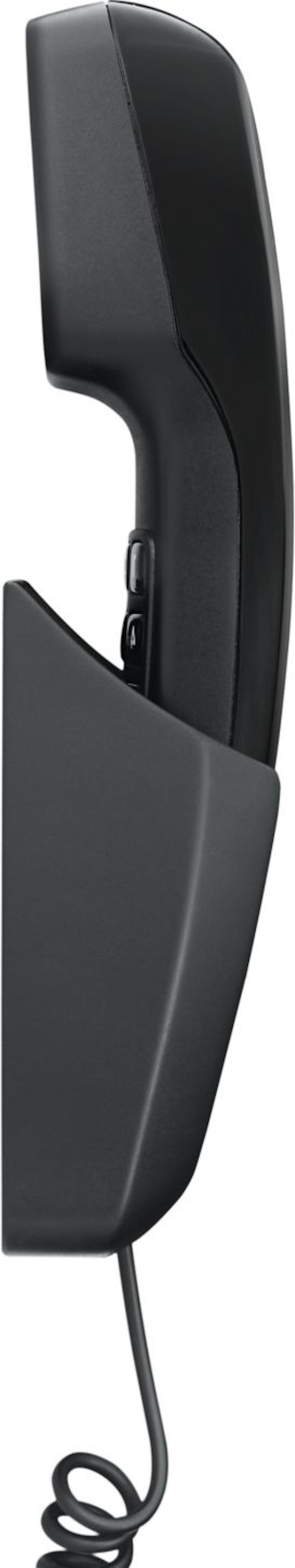 Telefono nero a parete con supporto e cavo a spirale, isolato su sfondo bianco.