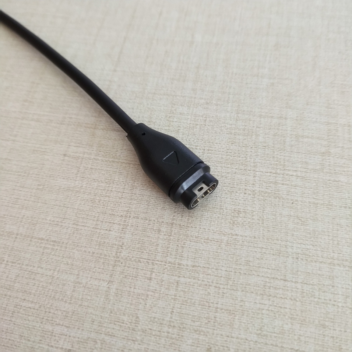 Zwarte USB-oplaadkabel met een USB-C-connector aan één uiteinde.