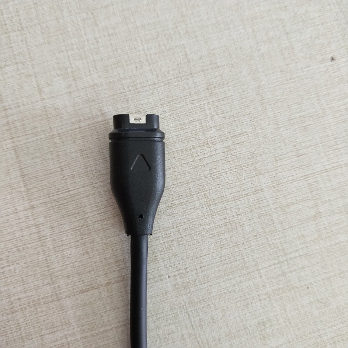 Zwart uiteinde van de oplaadkabel. Witte achtergrond.