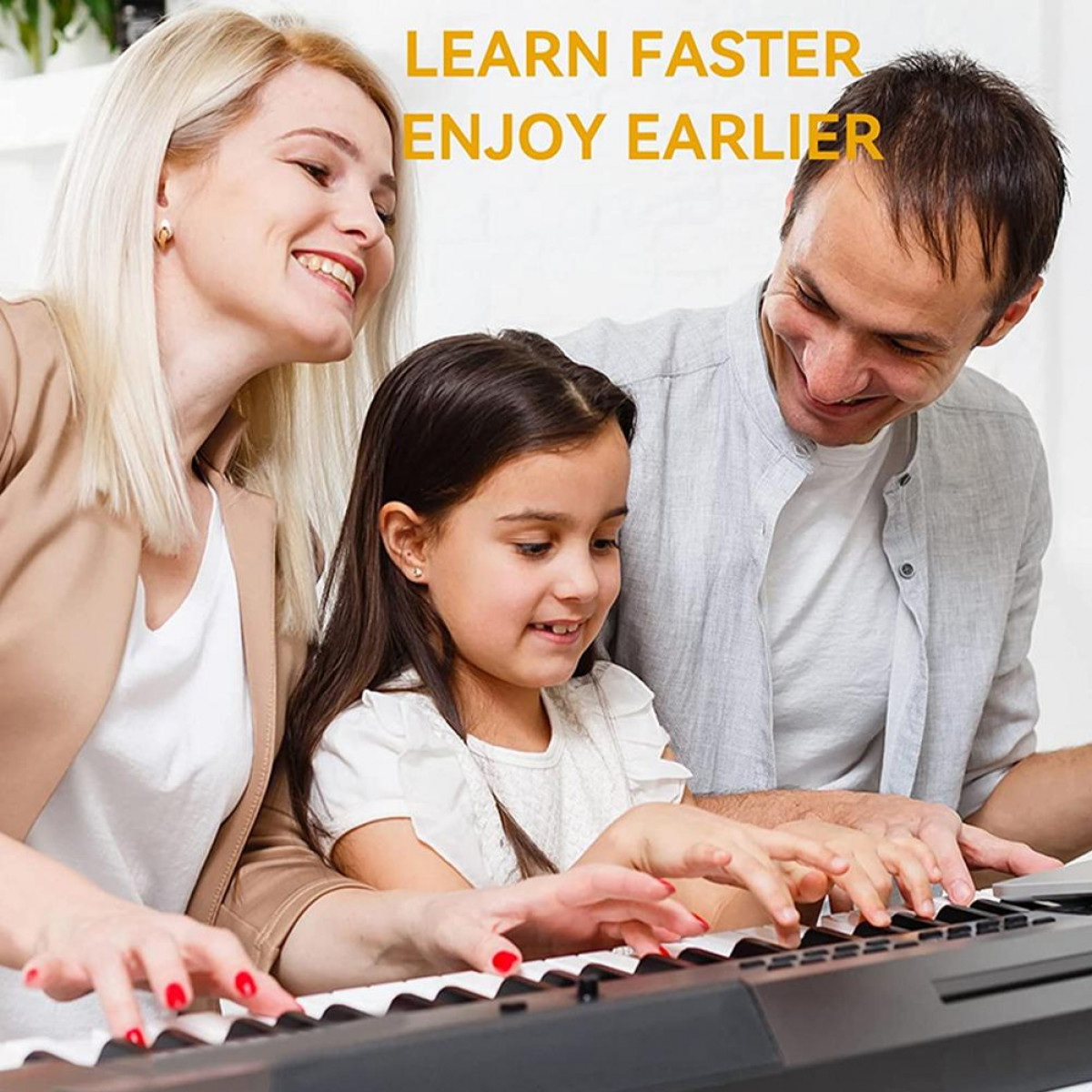 Familia aprendiendo a tocar el piano. Texto: Aprende más rápido, disfruta antes. El padre sonríe.