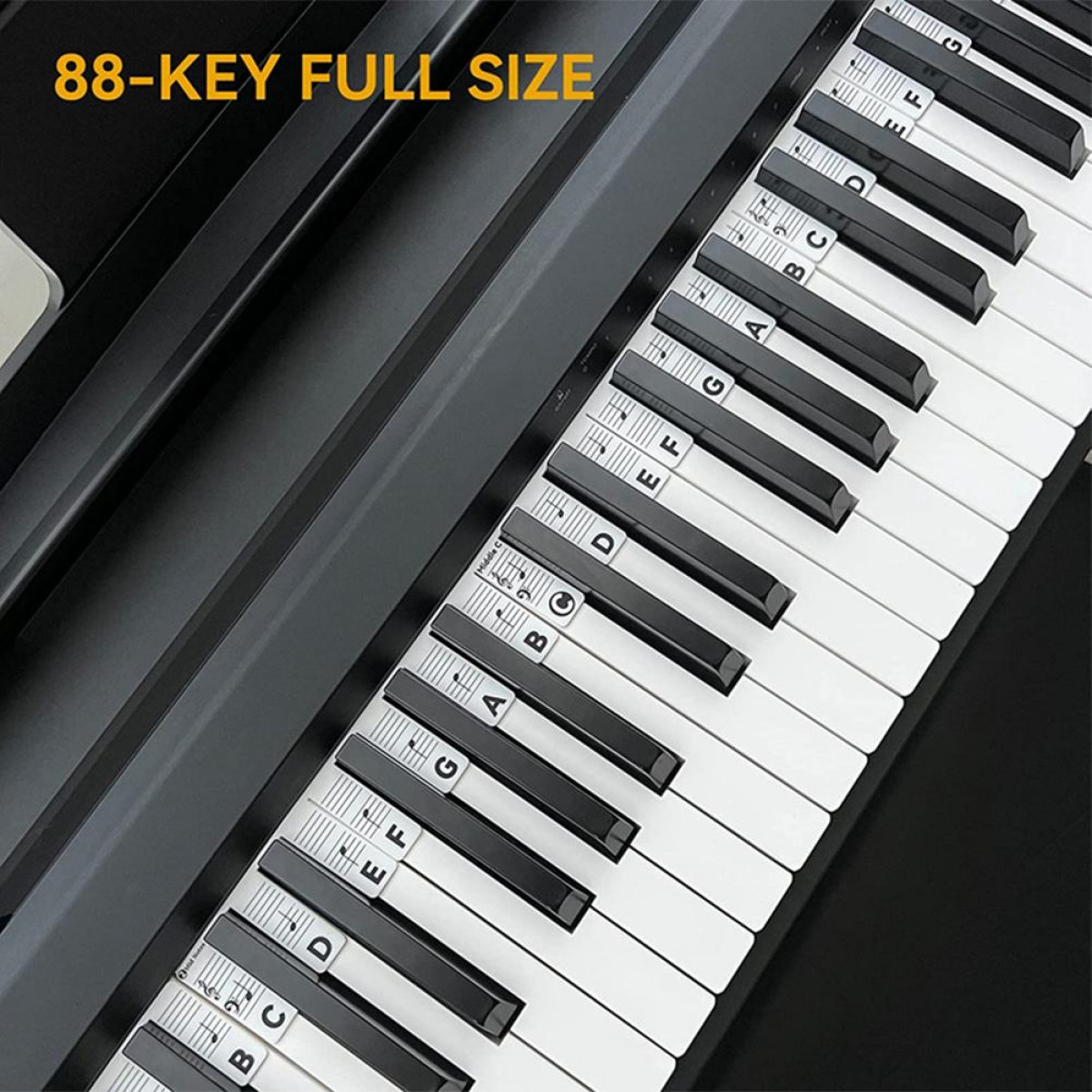 Teclado de piano con teclas blancas y negras. Etiquetas con letras en las teclas.