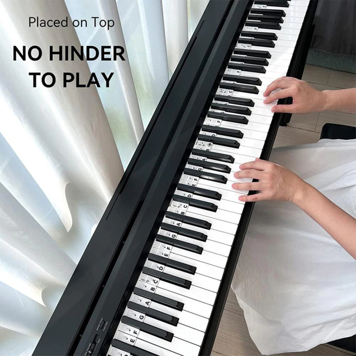 Un teclado de piano negro con teclas blancas y negras, con manos tocando. Texto: 