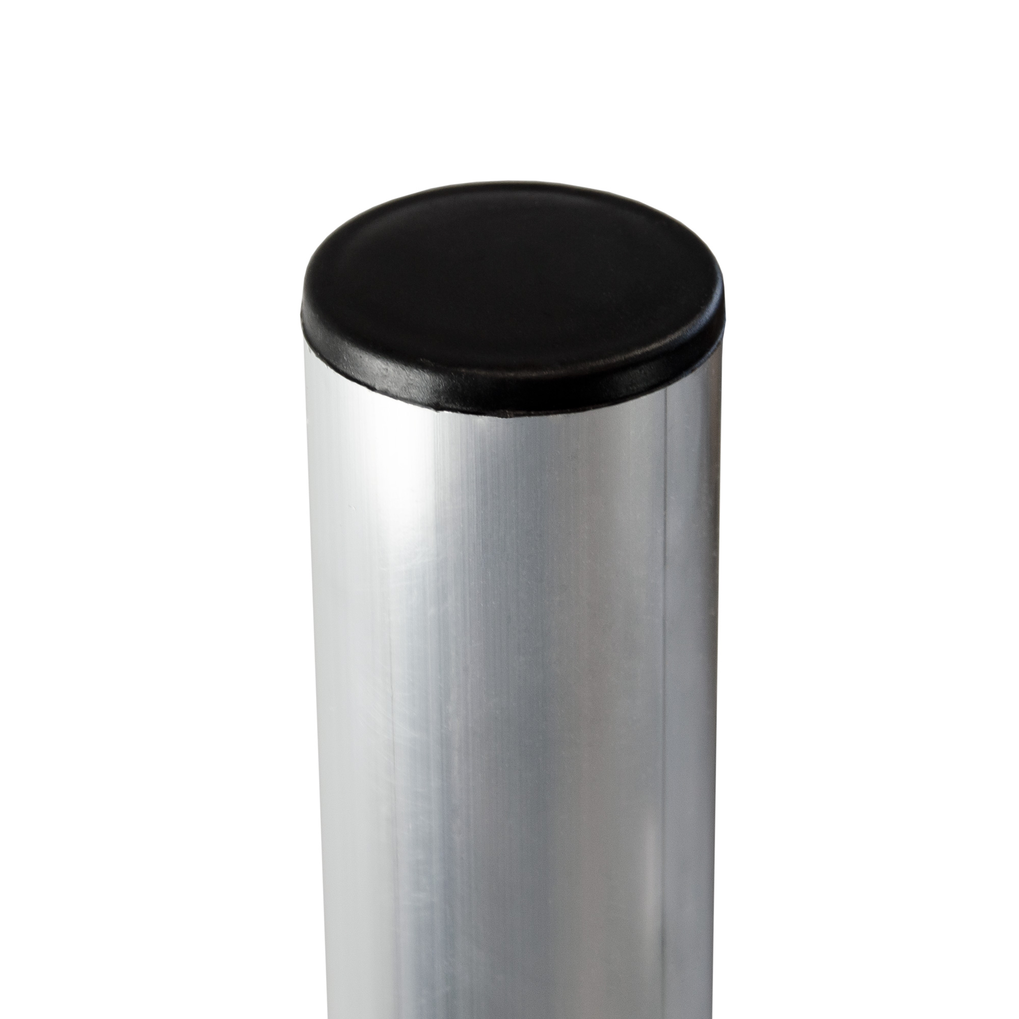 Eine Metallstange mit schwarzer Kappe. Die Stange ist silber und zylindrisch.