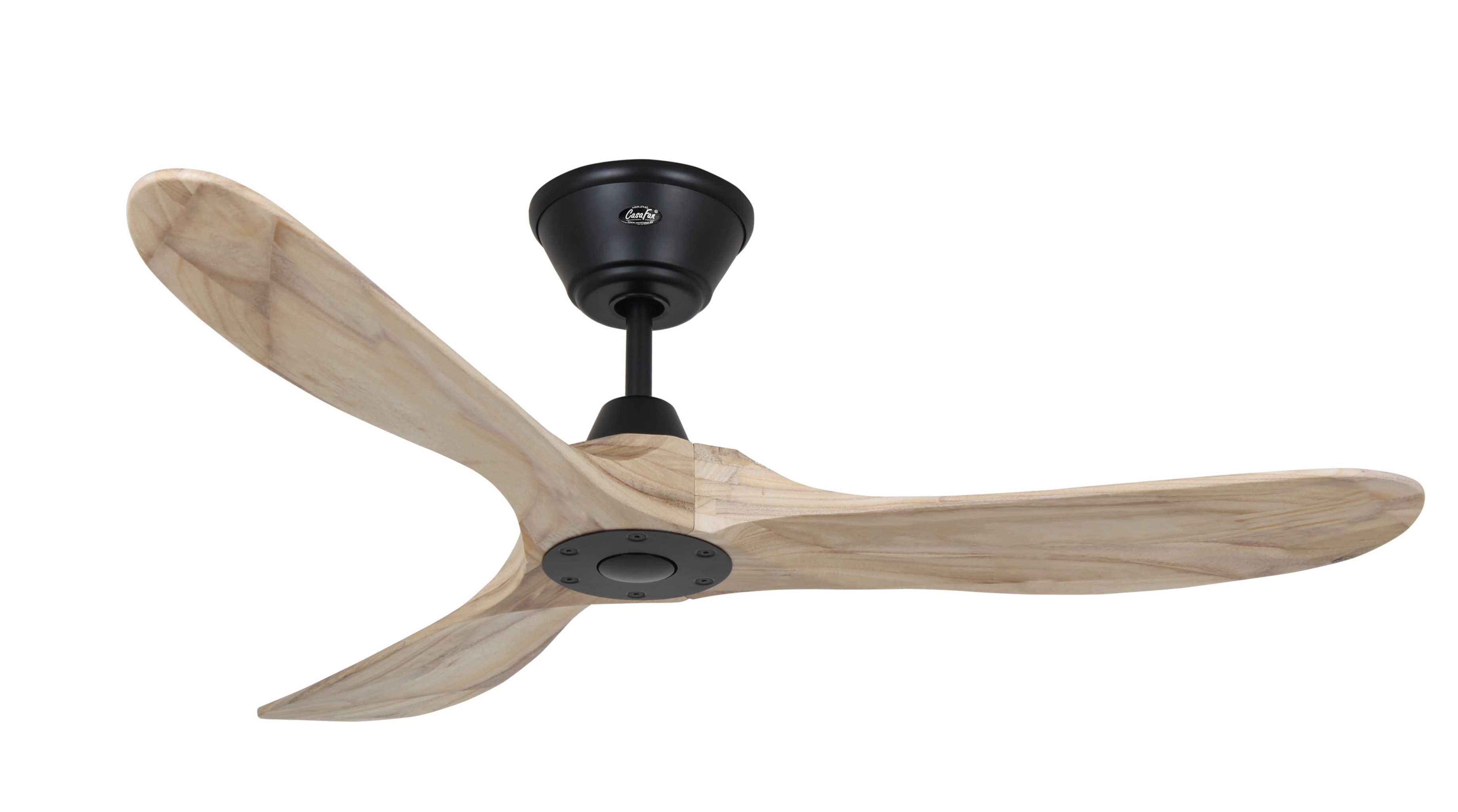 Ventilatore a soffitto con tre pale in legno e motore nero. Su sfondo bianco.