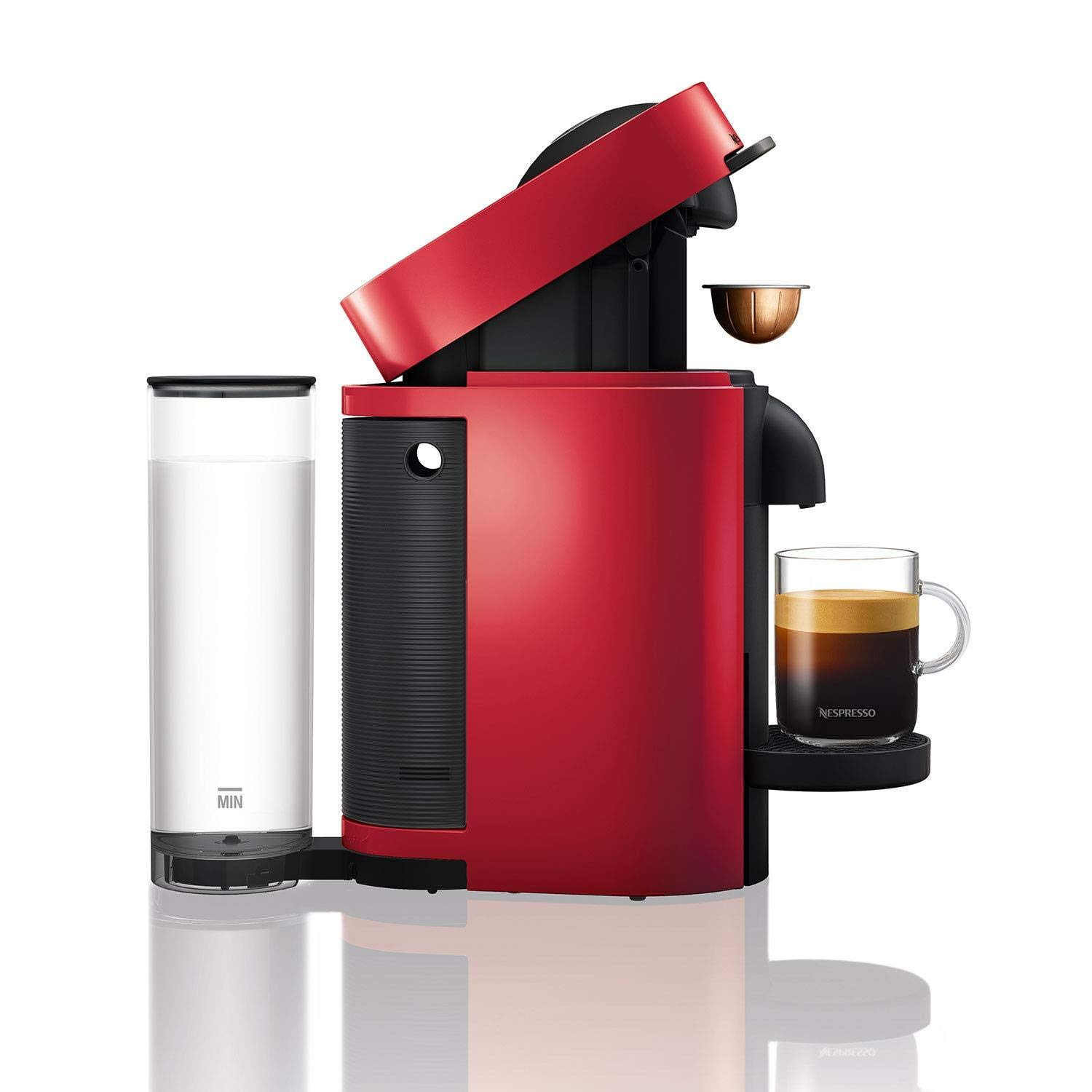 Czerwony ekspres do kawy Nespresso ze zbiornikiem na wodę, kapsułką i szklanką kawy.