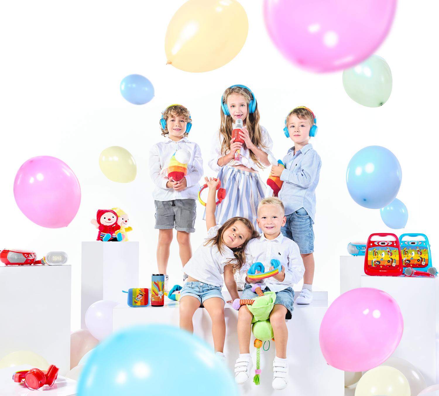 Kinder mit Spielzeug und Luftballons. Einige Kinder tragen Kopfhörer. Weißer Hintergrund.