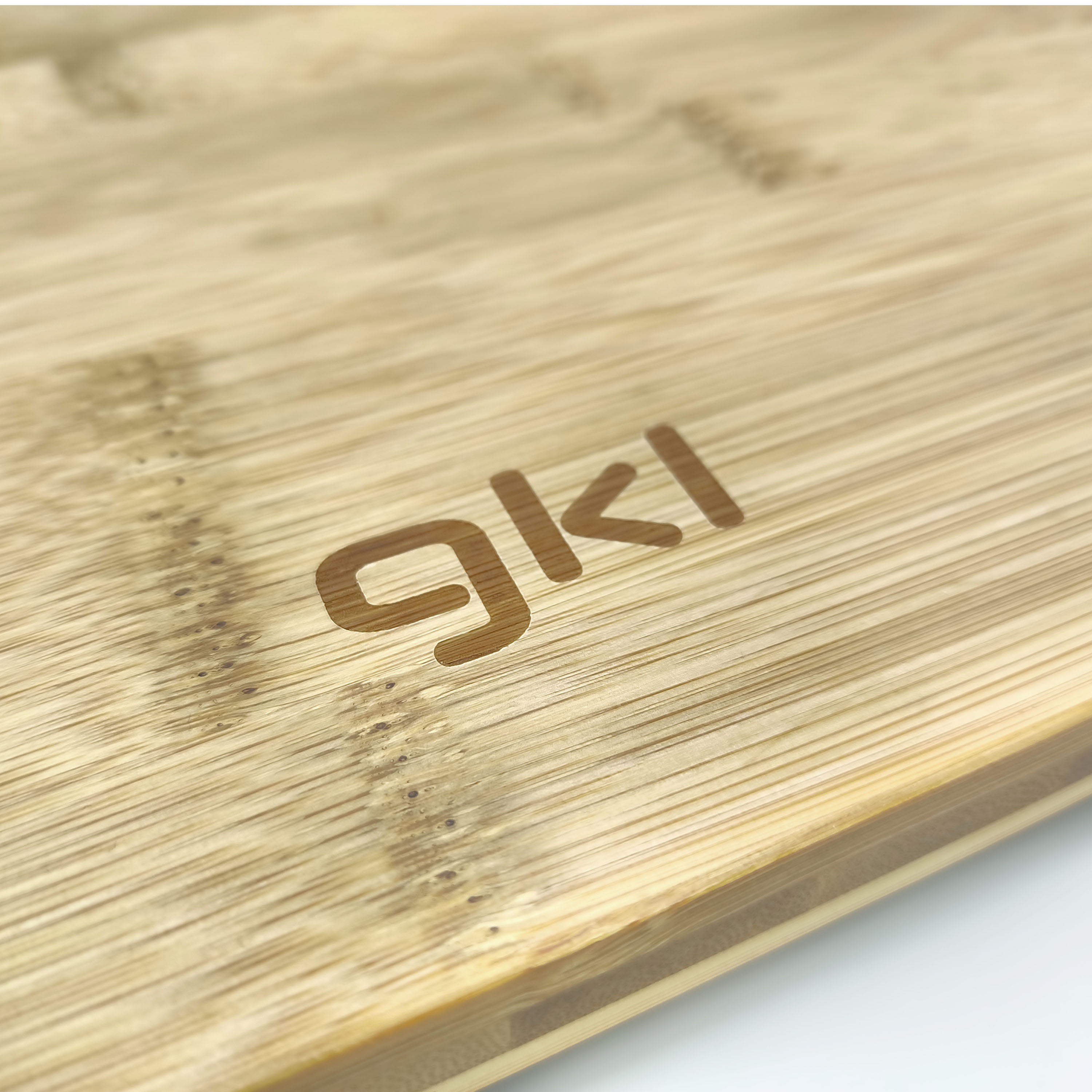Una tabla de cortar de madera con un logotipo de marca grabado.