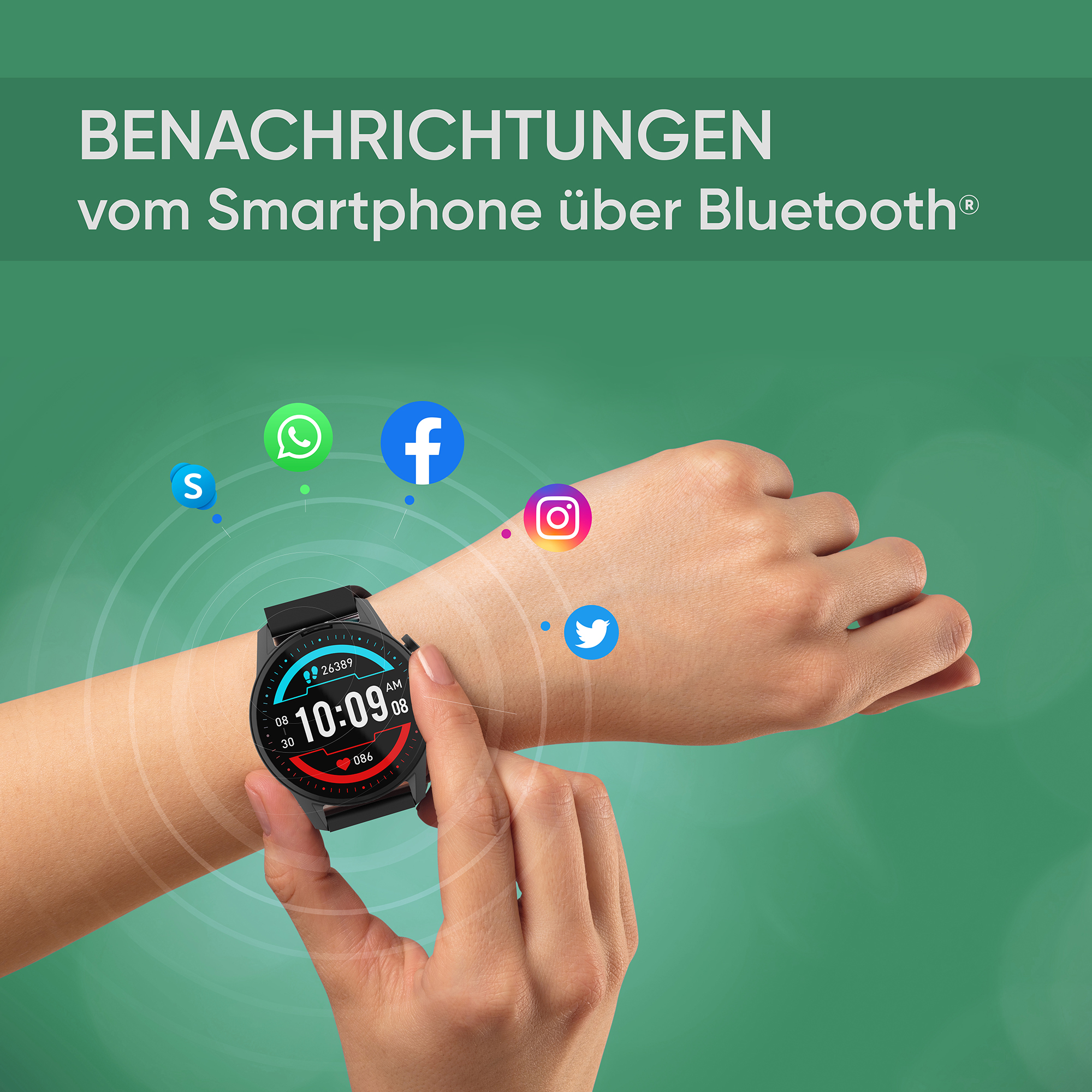 Eine Person trägt eine Smartwatch mit Social-Media-Symbolen