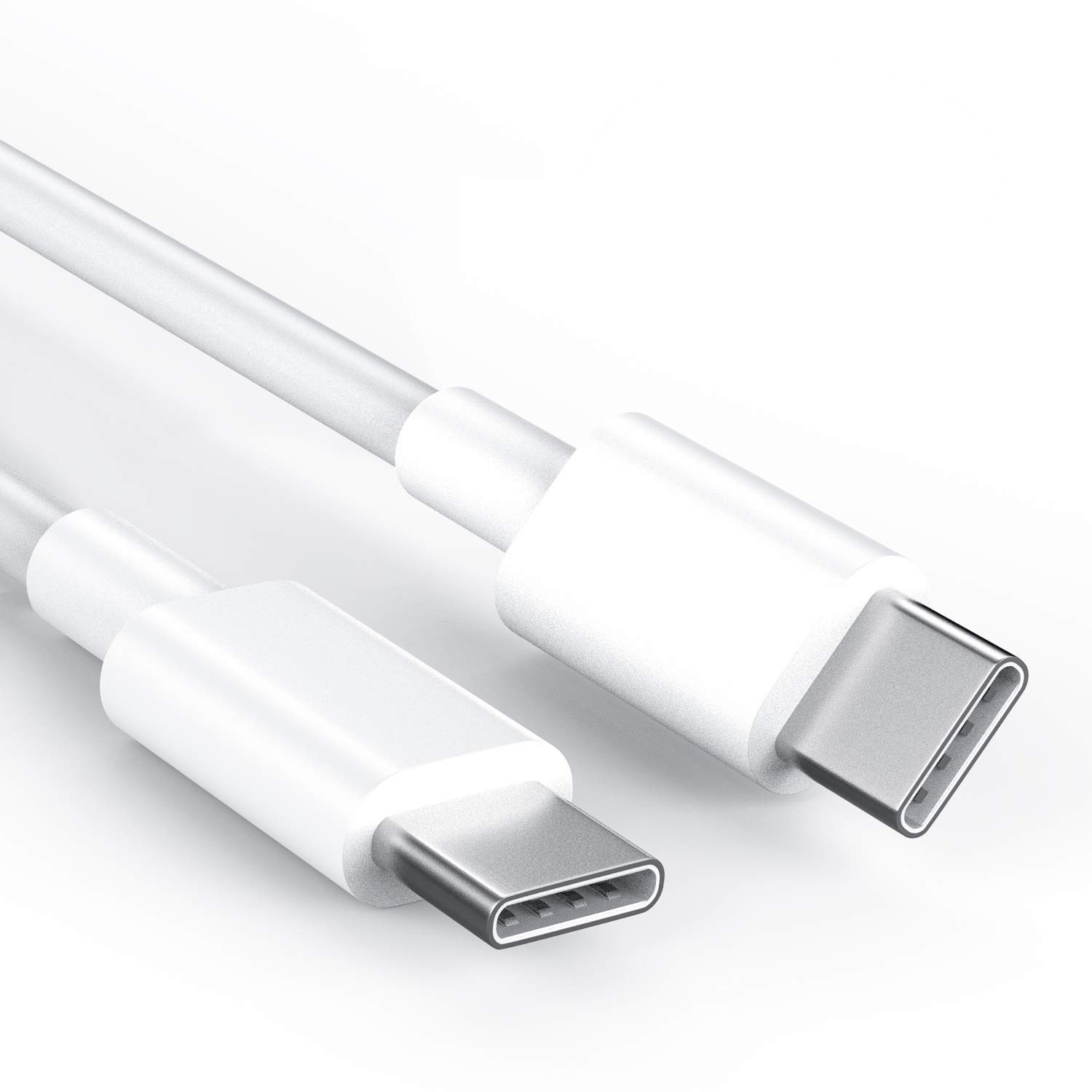Zwei weiße USB-C-Kabel mit weißen Steckern. Sie liegen nebeneinander auf einer weißen Oberfläche.