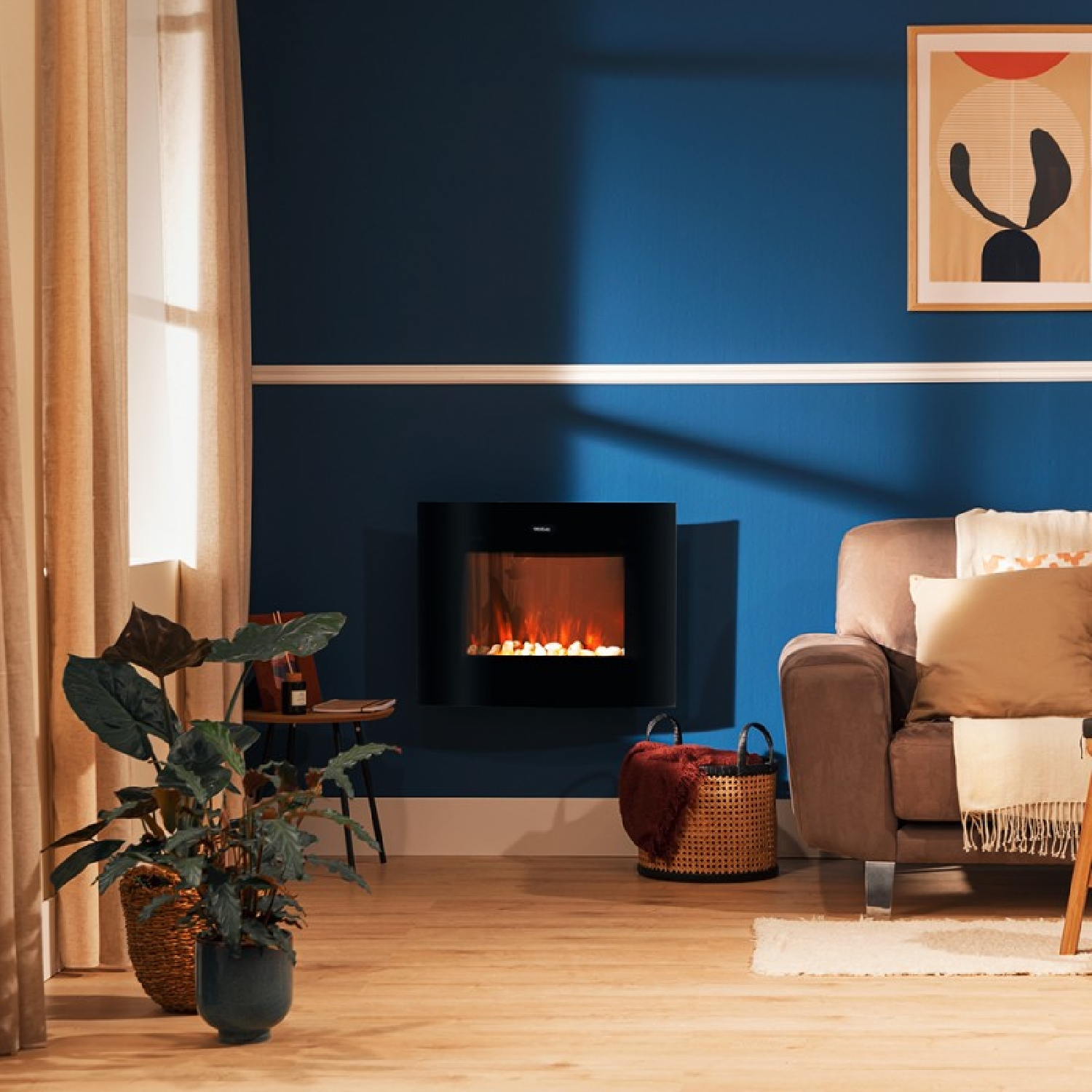 Wohnzimmerszene mit einem elektrischen Kamin. Ein Sofa, Vorhänge und Pflanzen sind sichtbar.