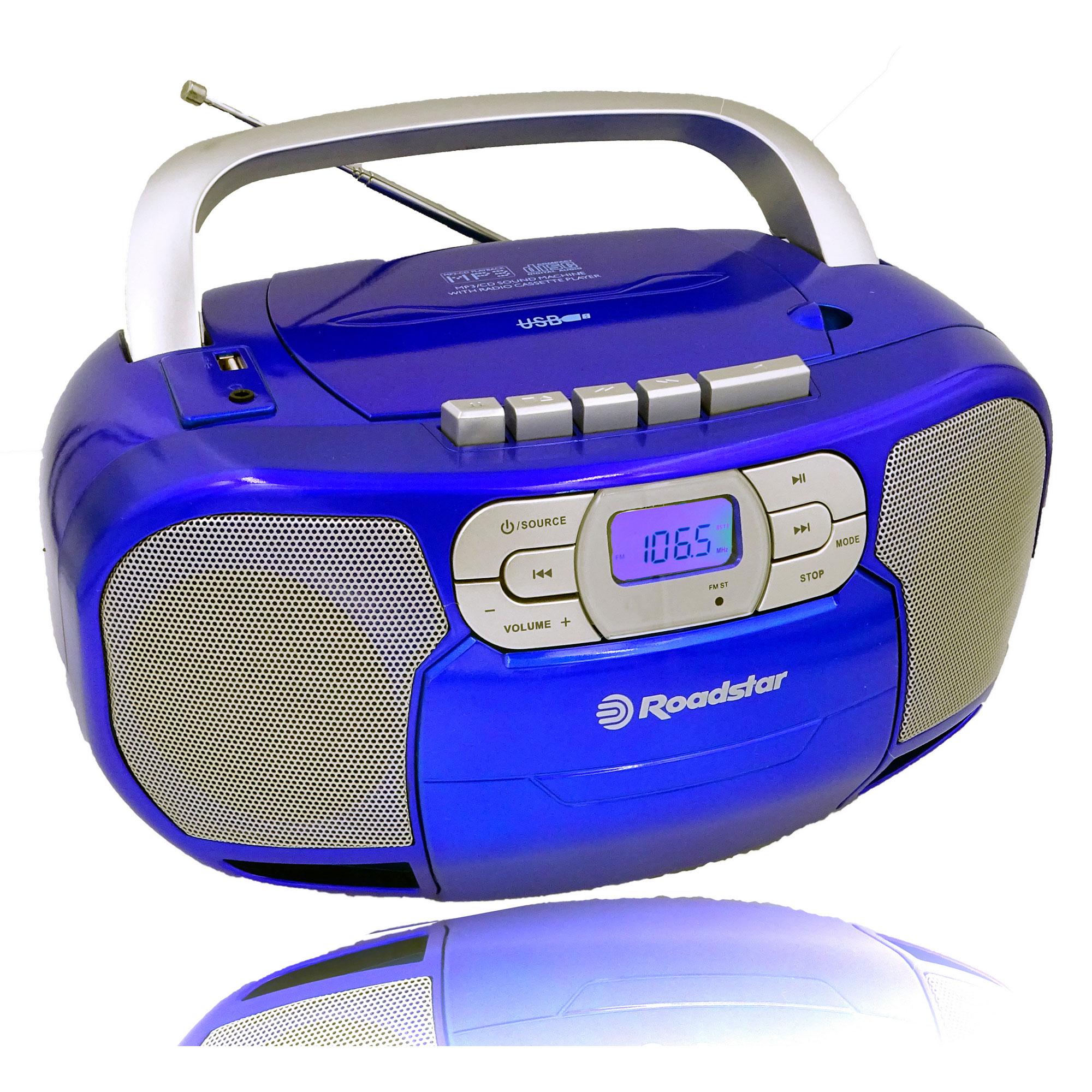 Blauer Roadstar-Boombox. Silberner Griff, Tasten für Quelle, Lautstärke, FM und Stopp. Weißer Hintergrund.