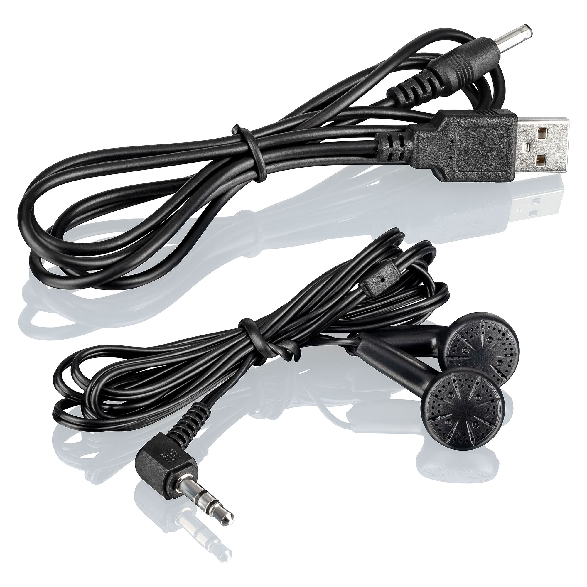 Auriculares negros y cable USB. Fondo blanco.