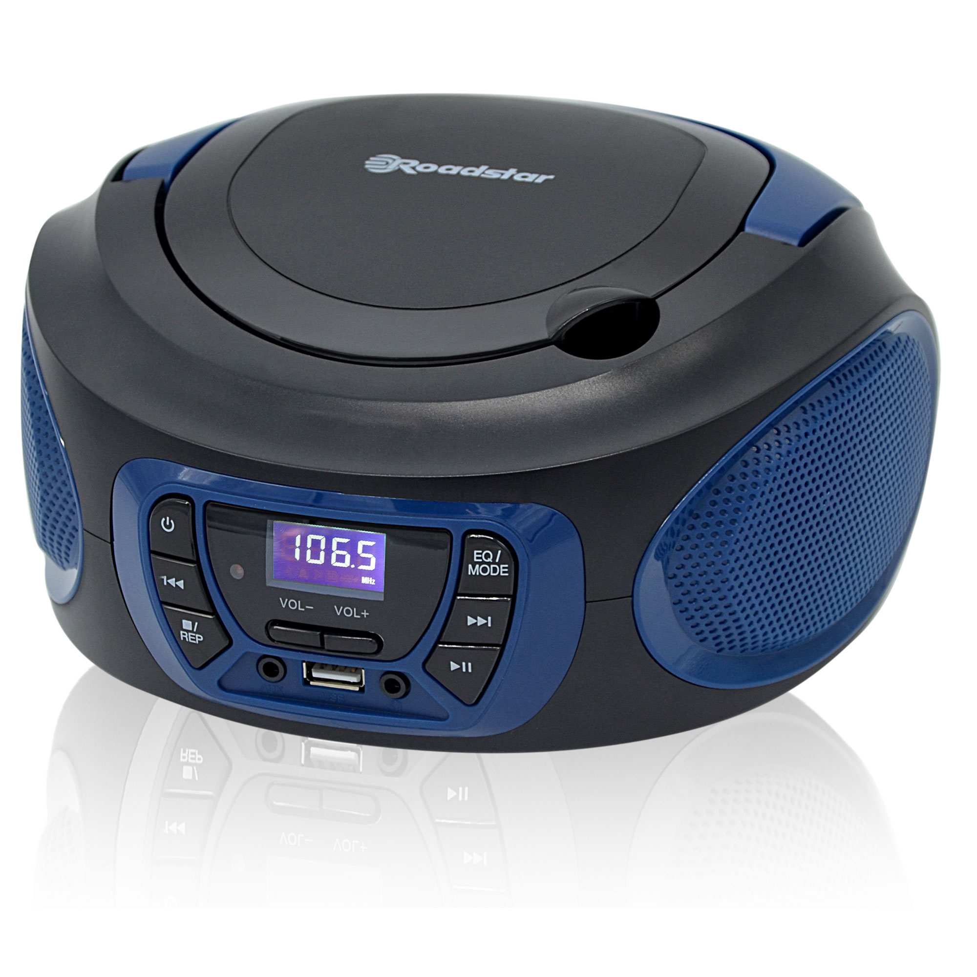 Boombox negra y azul. Tiene reproductor de CD, pantalla de radio y botones de control. Altavoces a los lados.