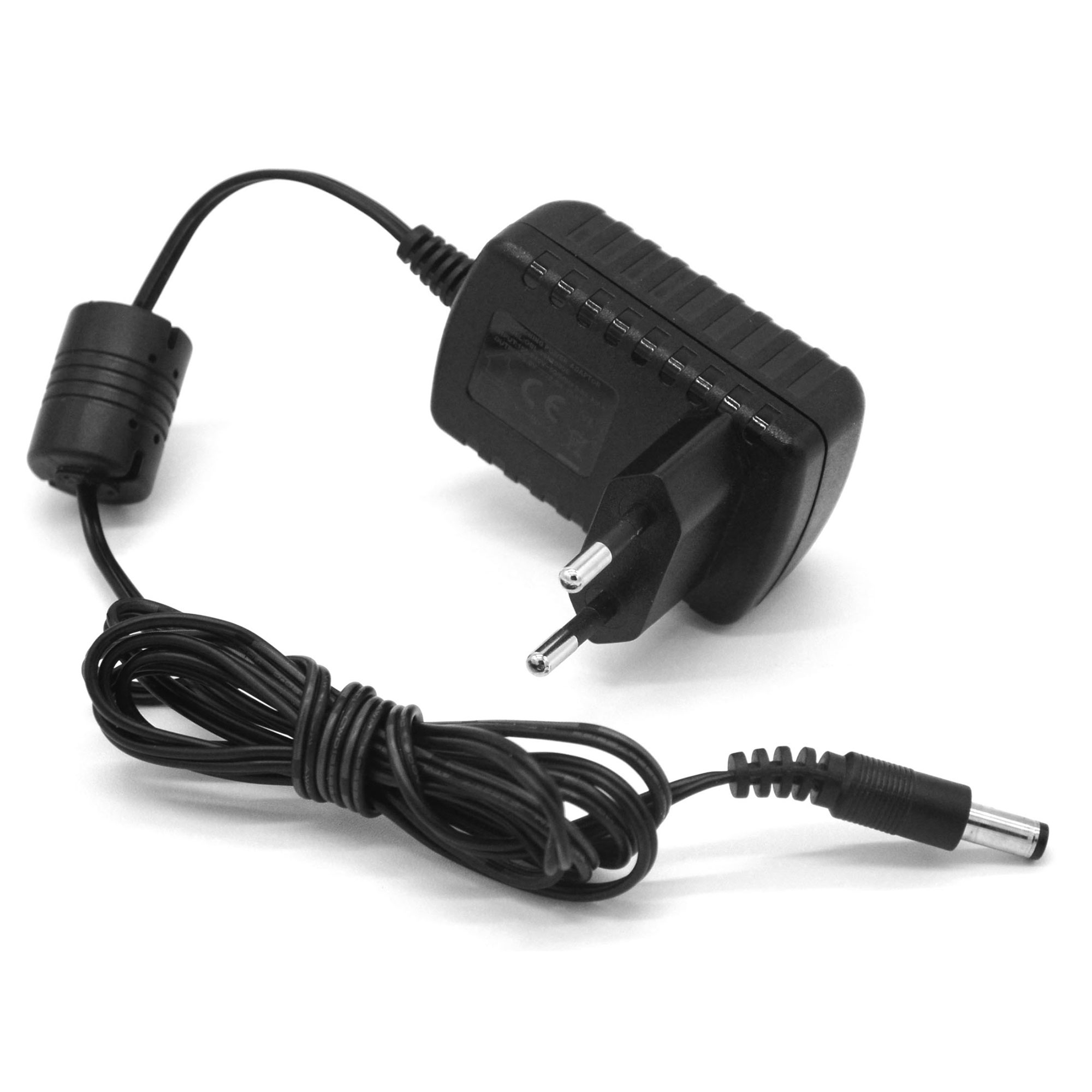 Schwarzes Netzteil mit Kabel und Stecker. Weißer Hintergrund.