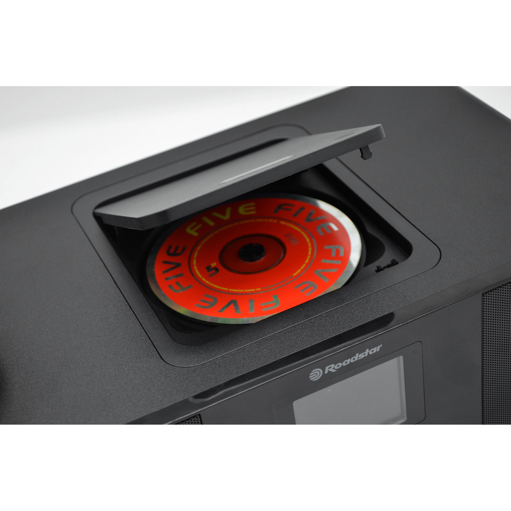 Reproductor de CD negro con un CD dentro y el logo Roadstar.