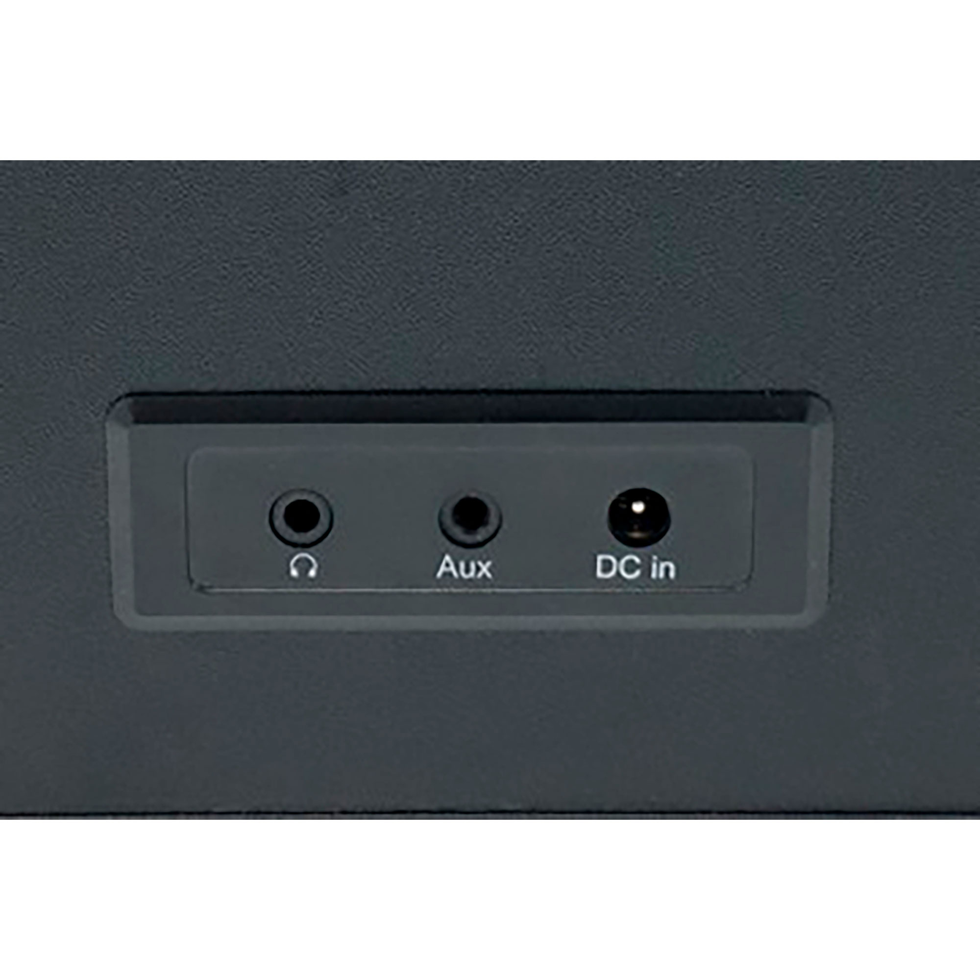 Primer plano de un dispositivo negro con toma de auriculares, entrada auxiliar y puertos de entrada de CC.