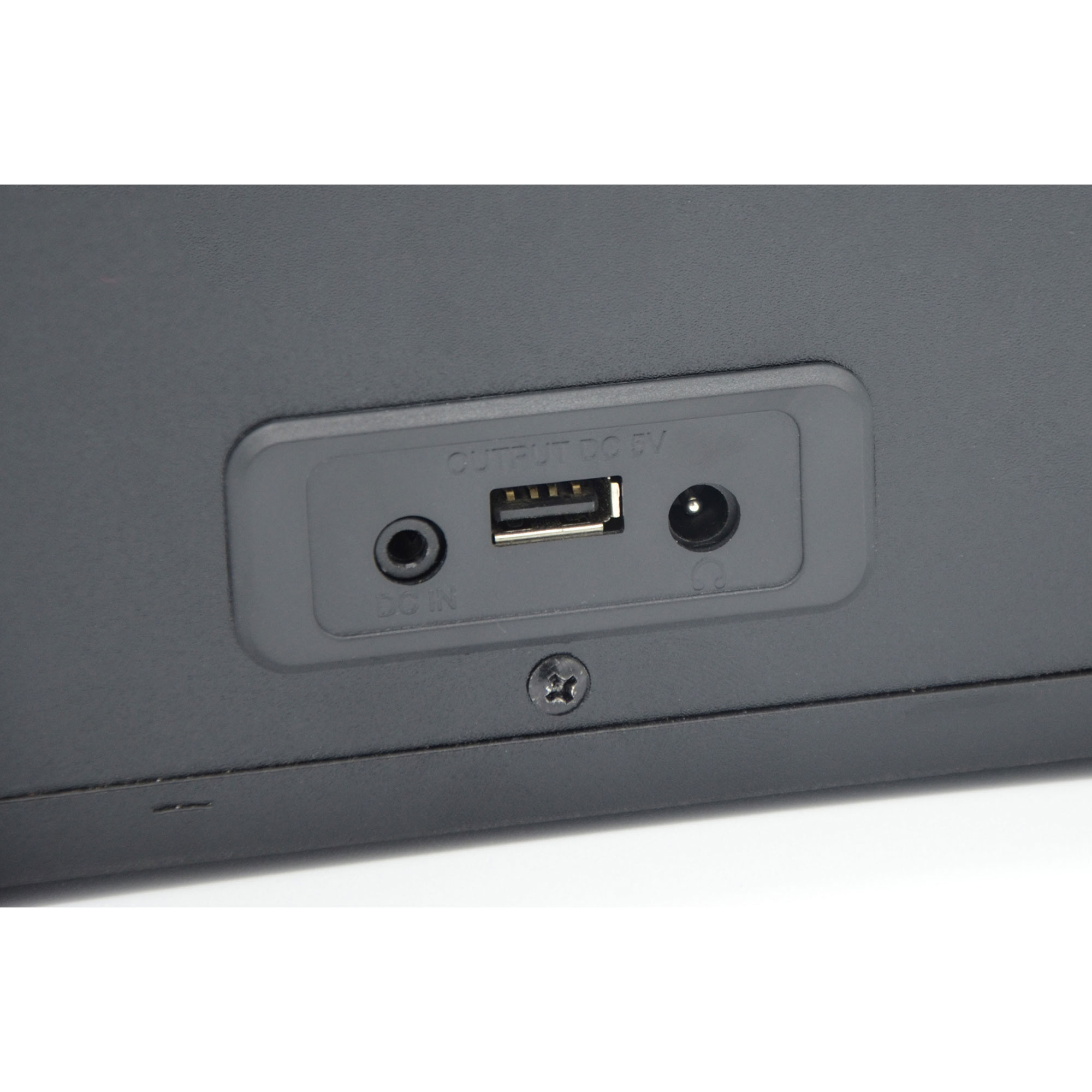Ein schwarzes Gerät mit USB- und DC-Anschlüssen. Der Hintergrund ist weiß.