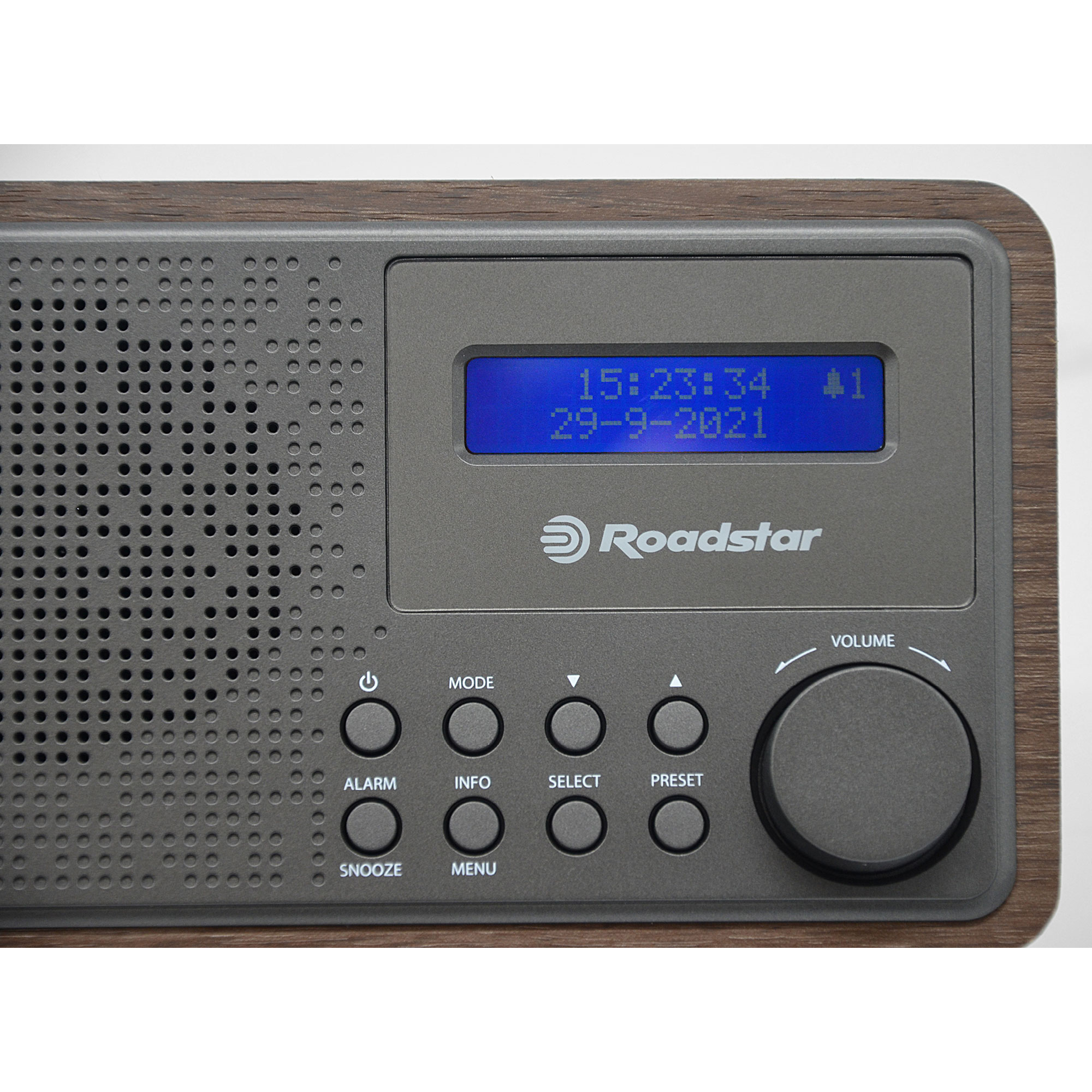 Ein graues Radio mit digitaler Uhrenanzeige, mit Tasten für Modus, Alarm und Lautstärkeregelung.