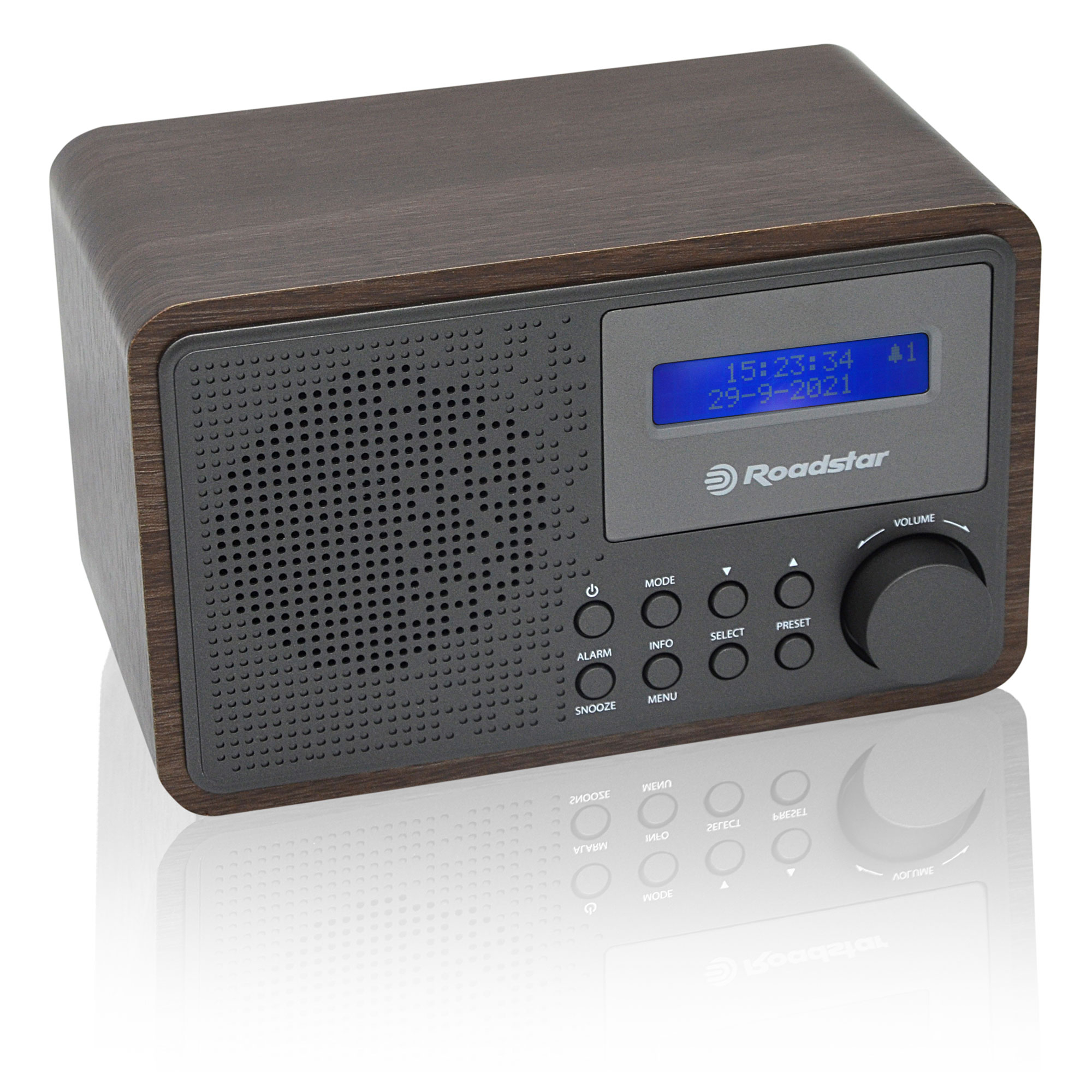 Holzradio mit Anzeige von Uhrzeit und Datum. Roadstar-Logo. Tasten für Modus, Alarm und Voreinstellung.