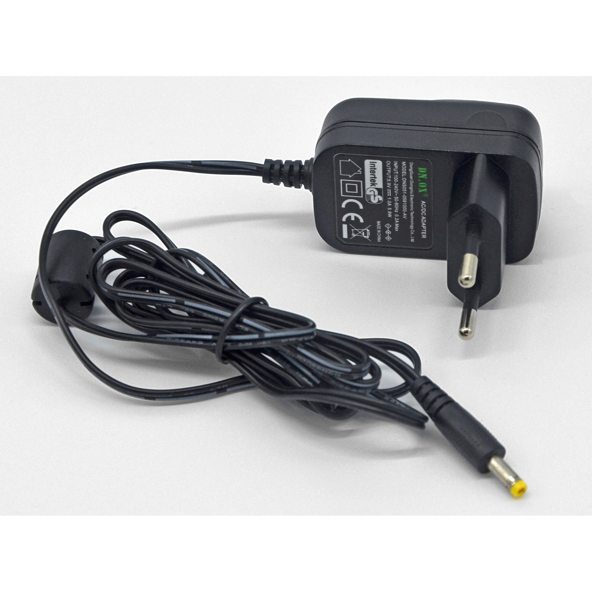 Schwarzes Netzteil mit Kabel und Stecker. Weißer Hintergrund.