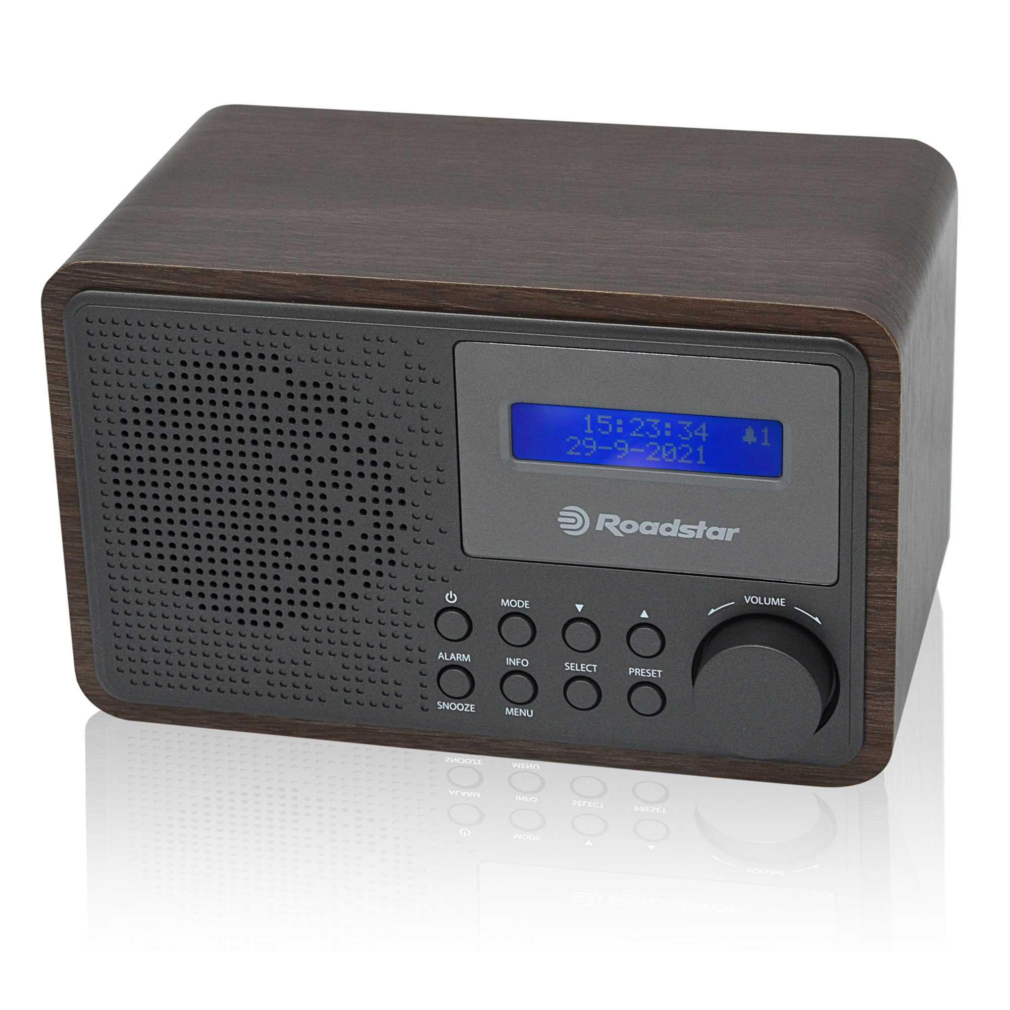 Ein braunes Holzradio mit digitaler Anzeige und Bedienknöpfen.