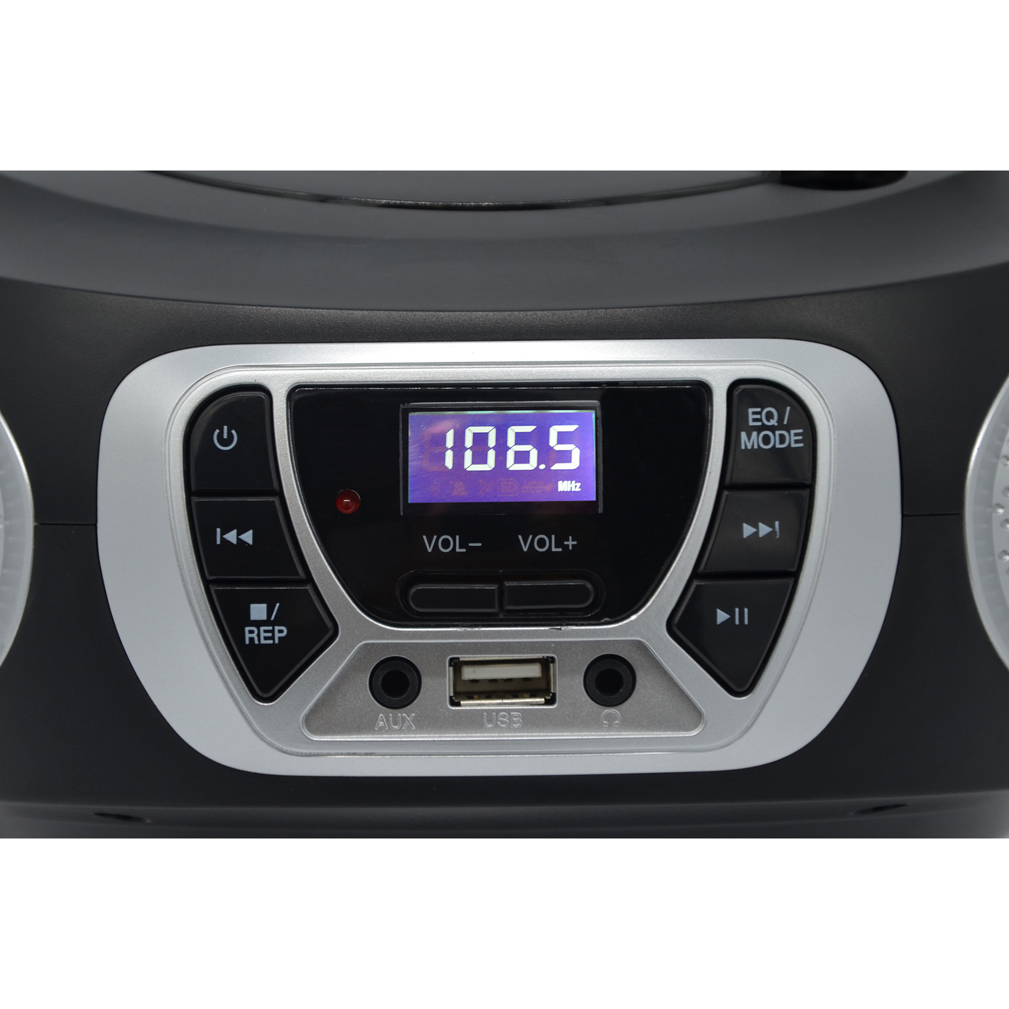 Nahaufnahme eines Stereos mit Digitalanzeige 106,5 MHz und Steuertasten.
