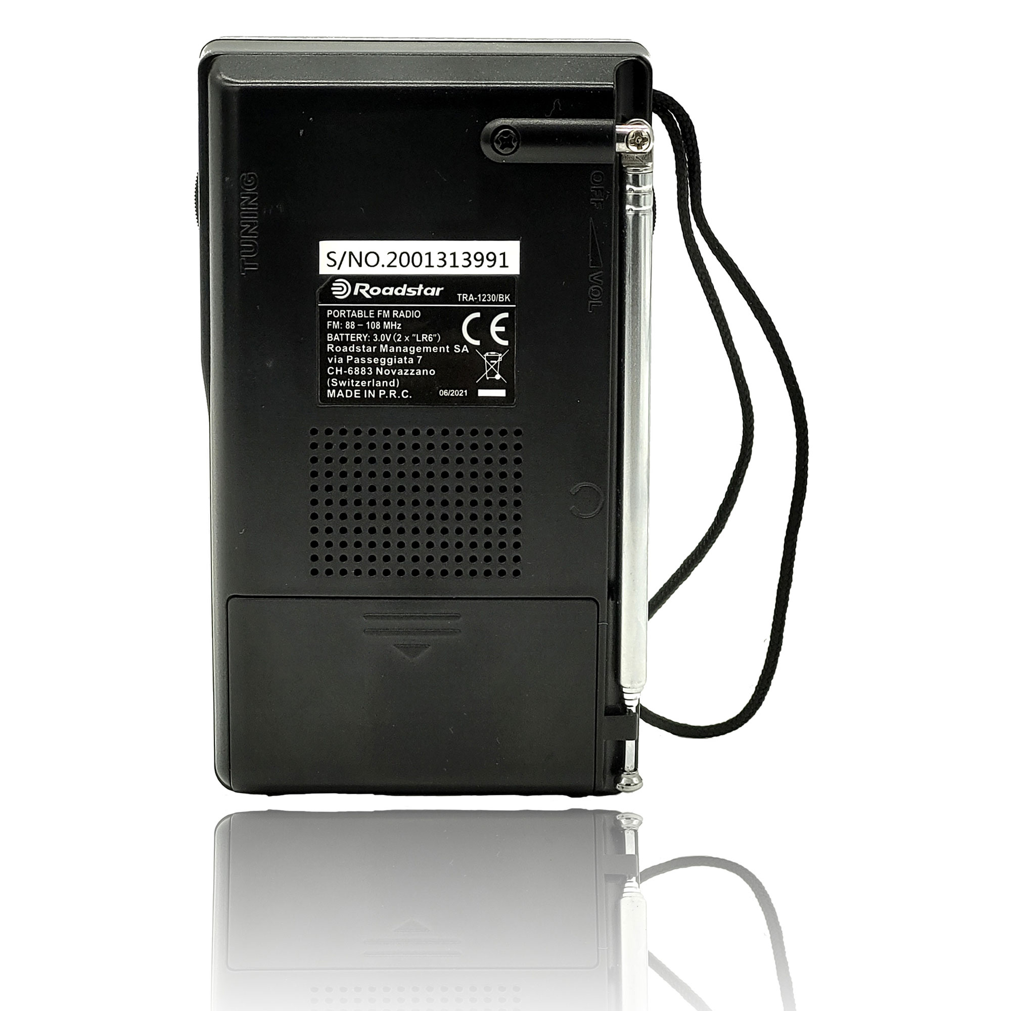 Rückansicht eines schwarzen Roadstar FM-Radios, mit Antenne und schwarzem Kabel.