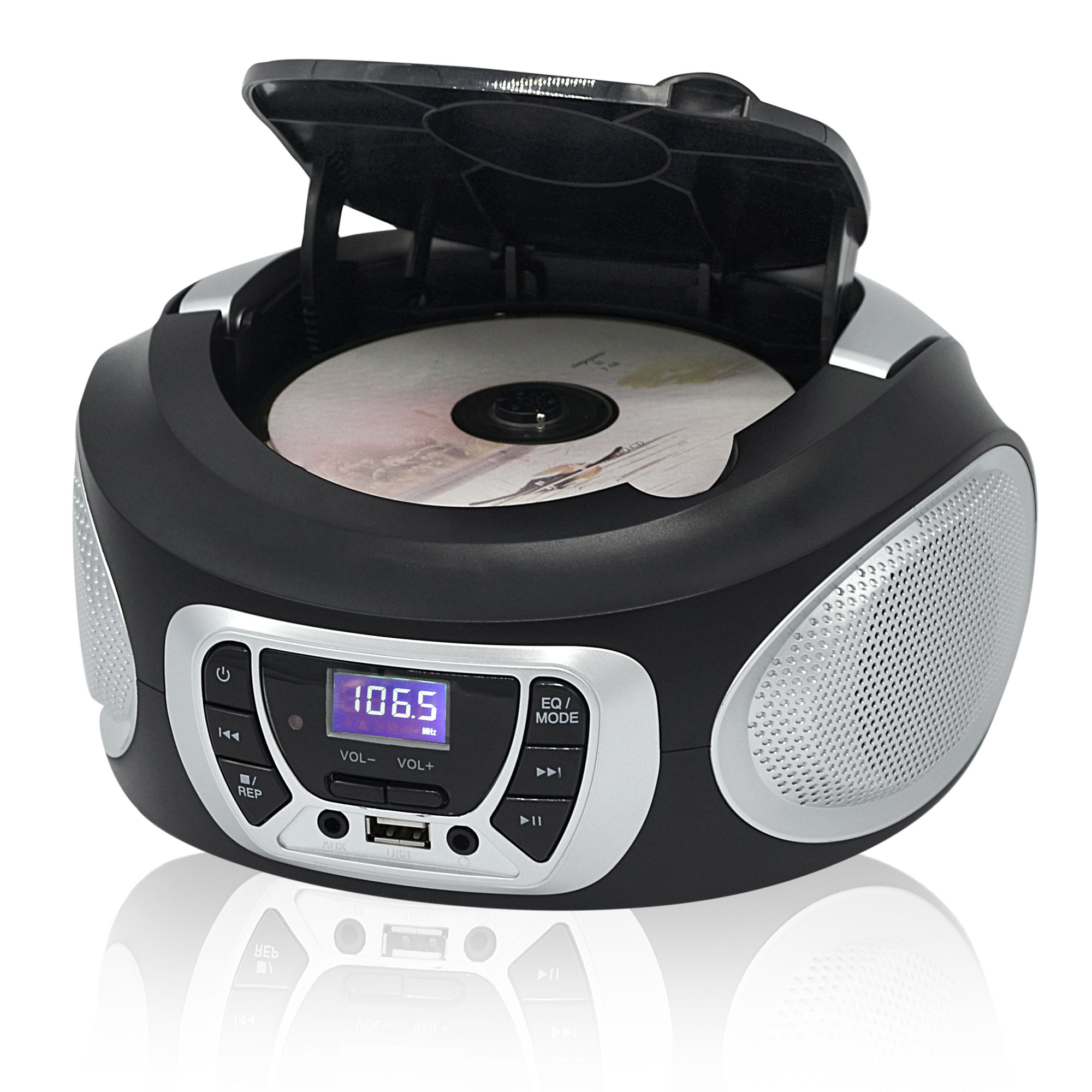 Geöffneter schwarz-silberner CD-Player. Zeigt CD. Weißer Hintergrund.