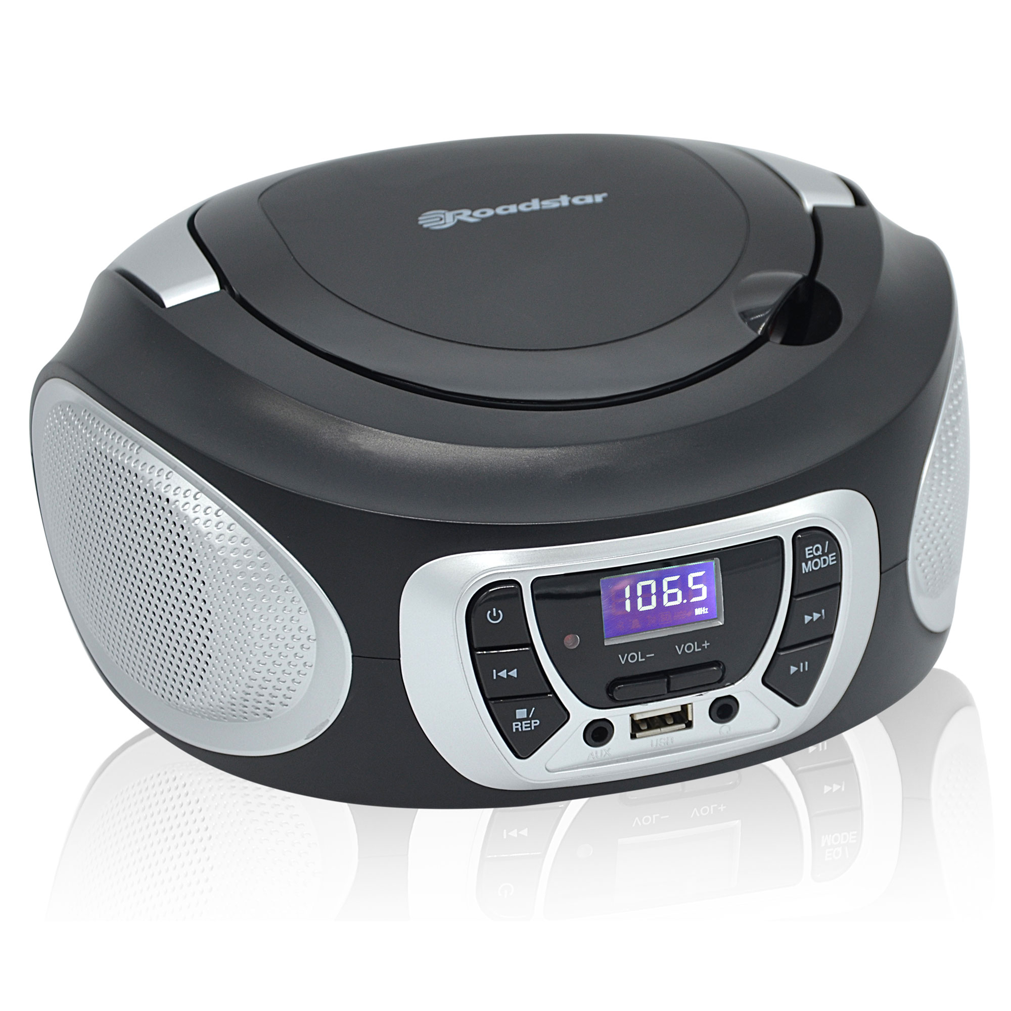 Schwarze und silberne Boombox mit Digitalanzeige und Tasten. Weißer Hintergrund.