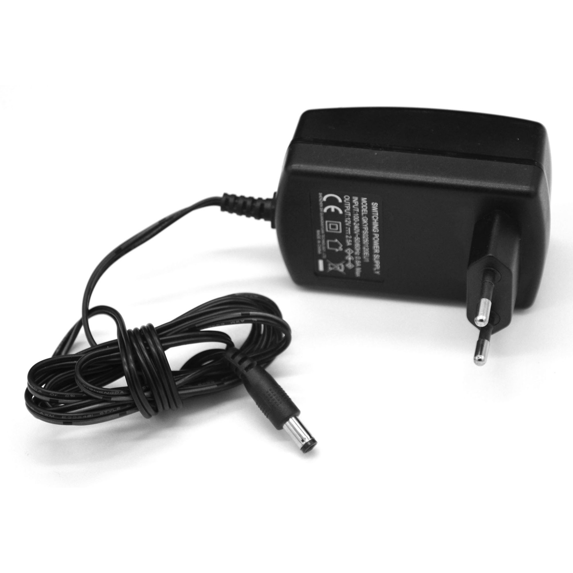 Schwarzer Netzadapter mit Kabel und Stecker. Weißer Hintergrund.