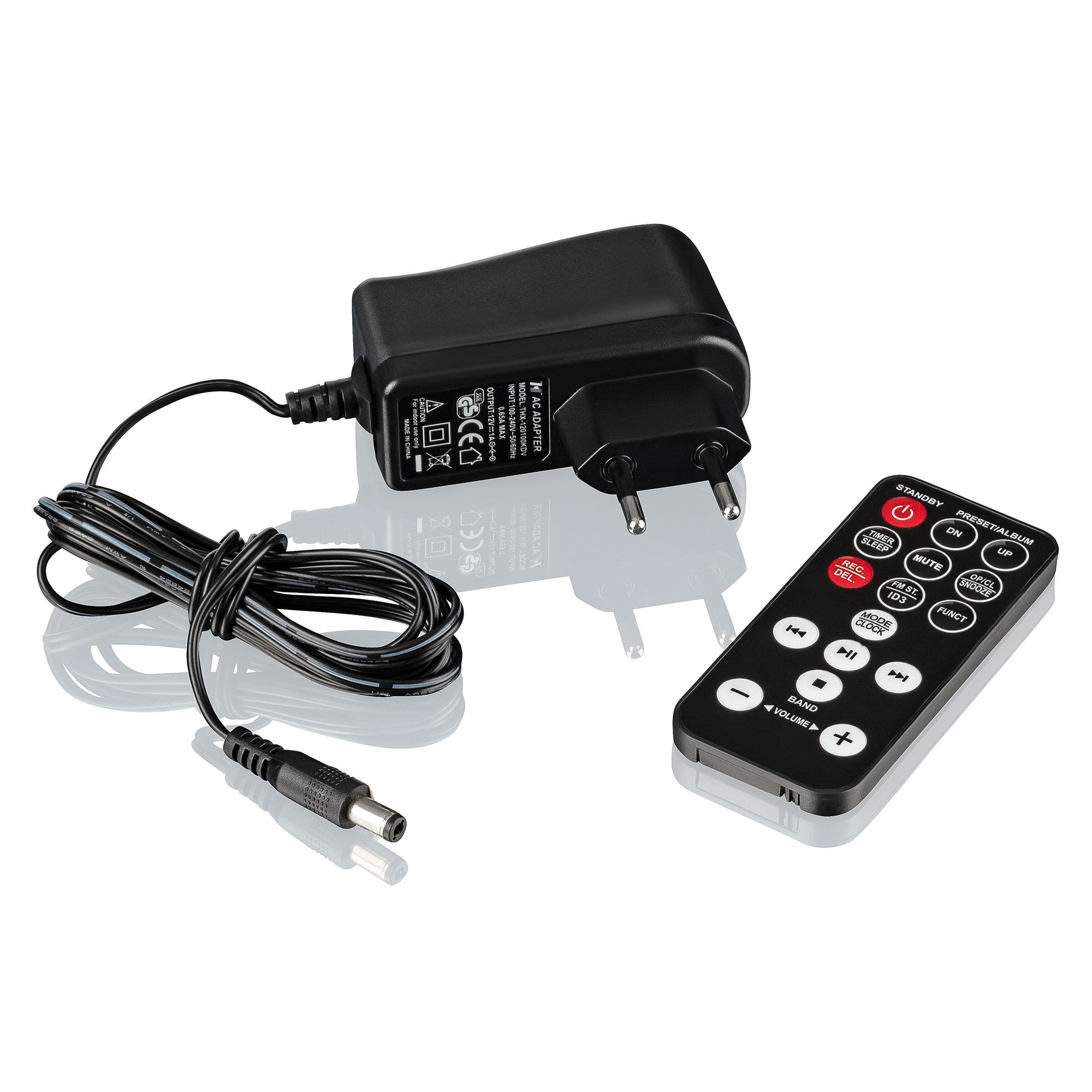 Adaptador de CA negro y control remoto para reproductor de CD.