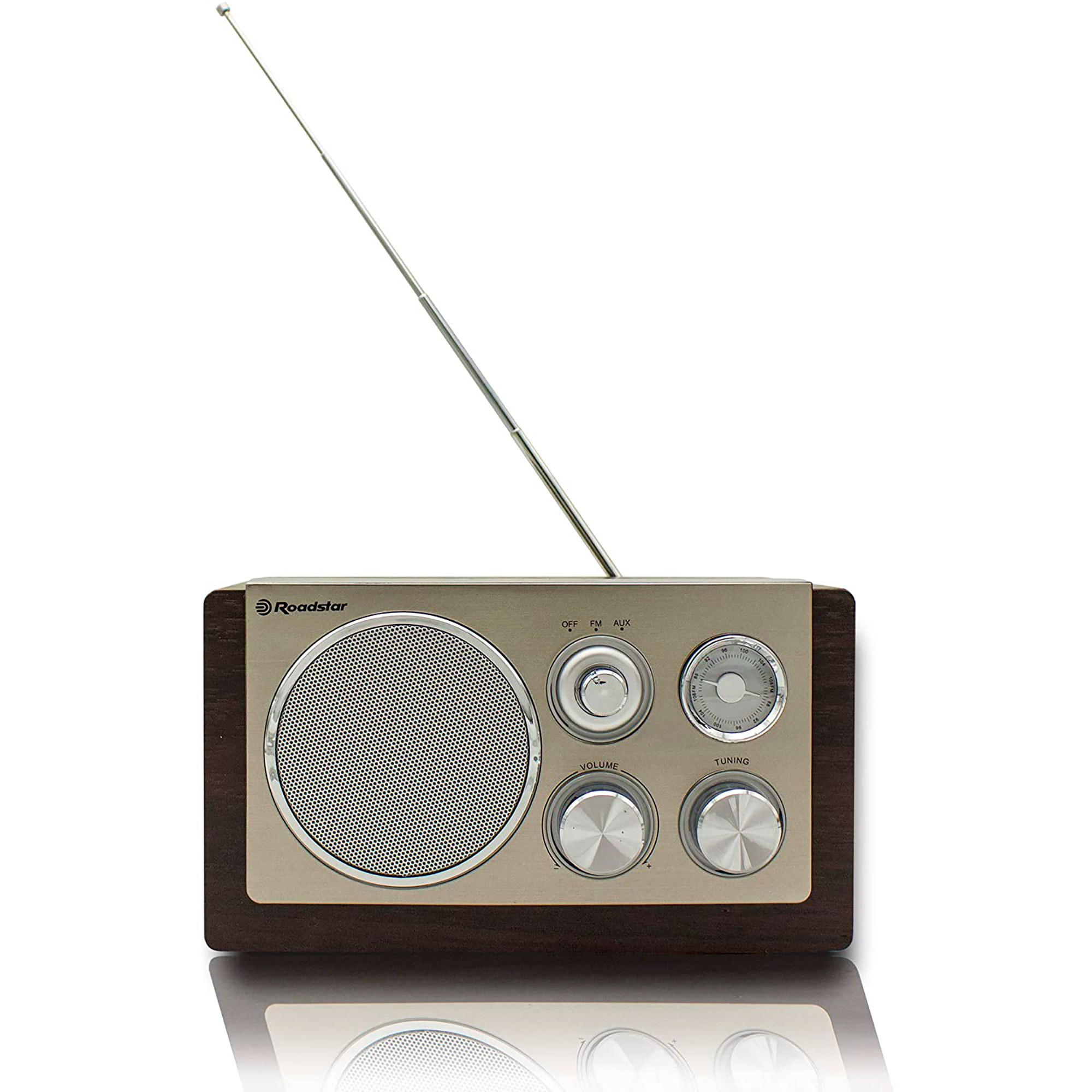 Radio w stylu vintage z drewnianym i srebrnym wykończeniem. Posiada głośnik i pokrętła do regulacji głośności i strojenia.