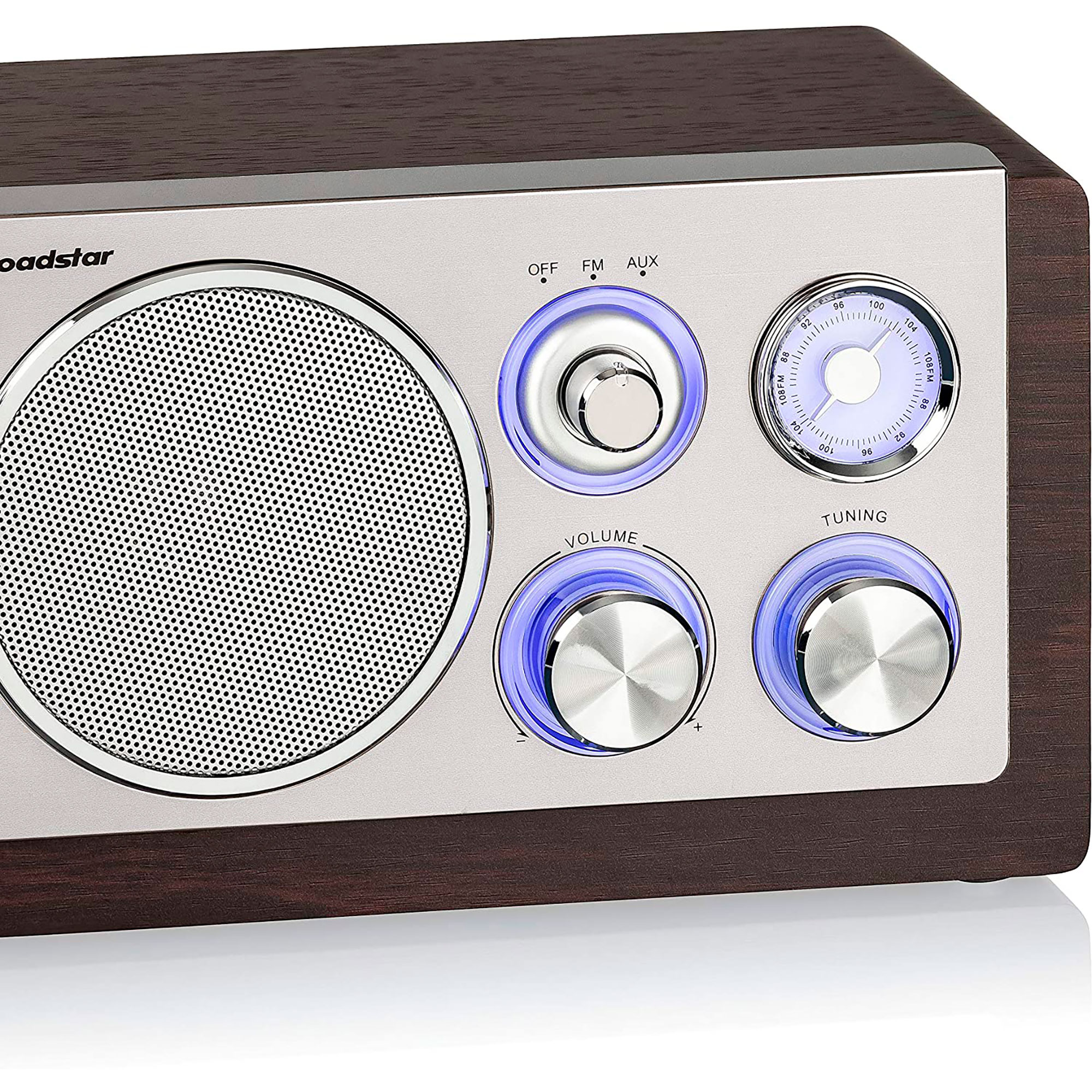 Radio. Srebrne i brązowe. Przyciski do regulacji głośności, strojenia i funkcji. Niebieskie światła.