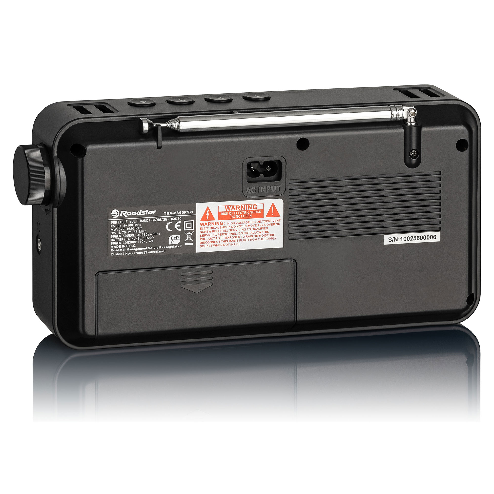 Tył czarnego radia przenośnego z przyciskami, anteną i portami wejściowymi.