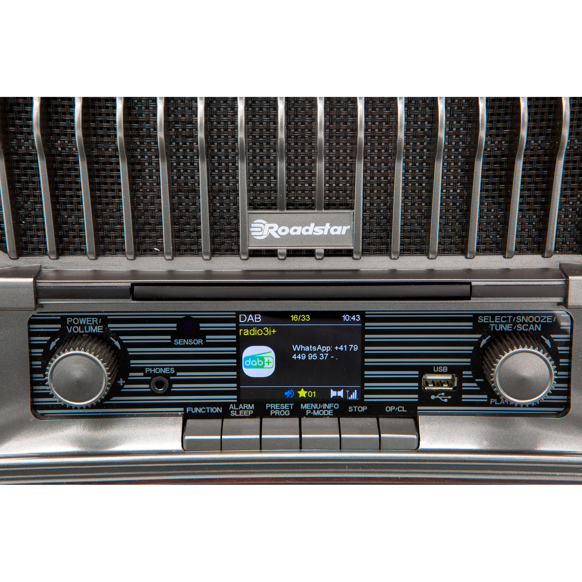 Radio mit digitalem Display und Knöpfen. Silber und schwarz. Weißer Hintergrund.