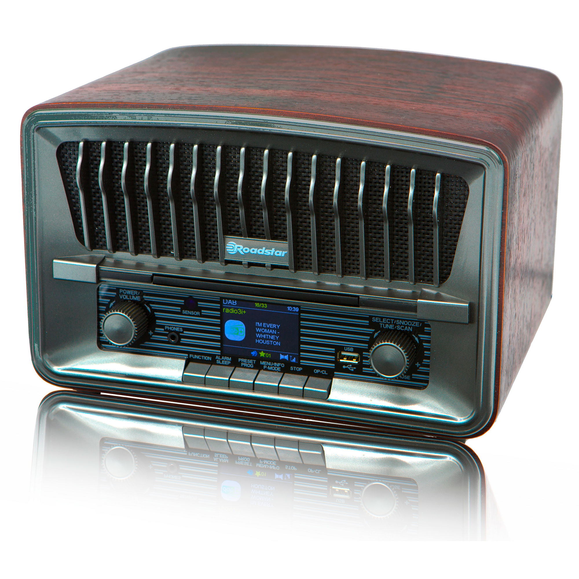 Radio im Retro-Stil mit Holzfinish, silbernen Akzenten und einem Display. Reflektierende Basis.