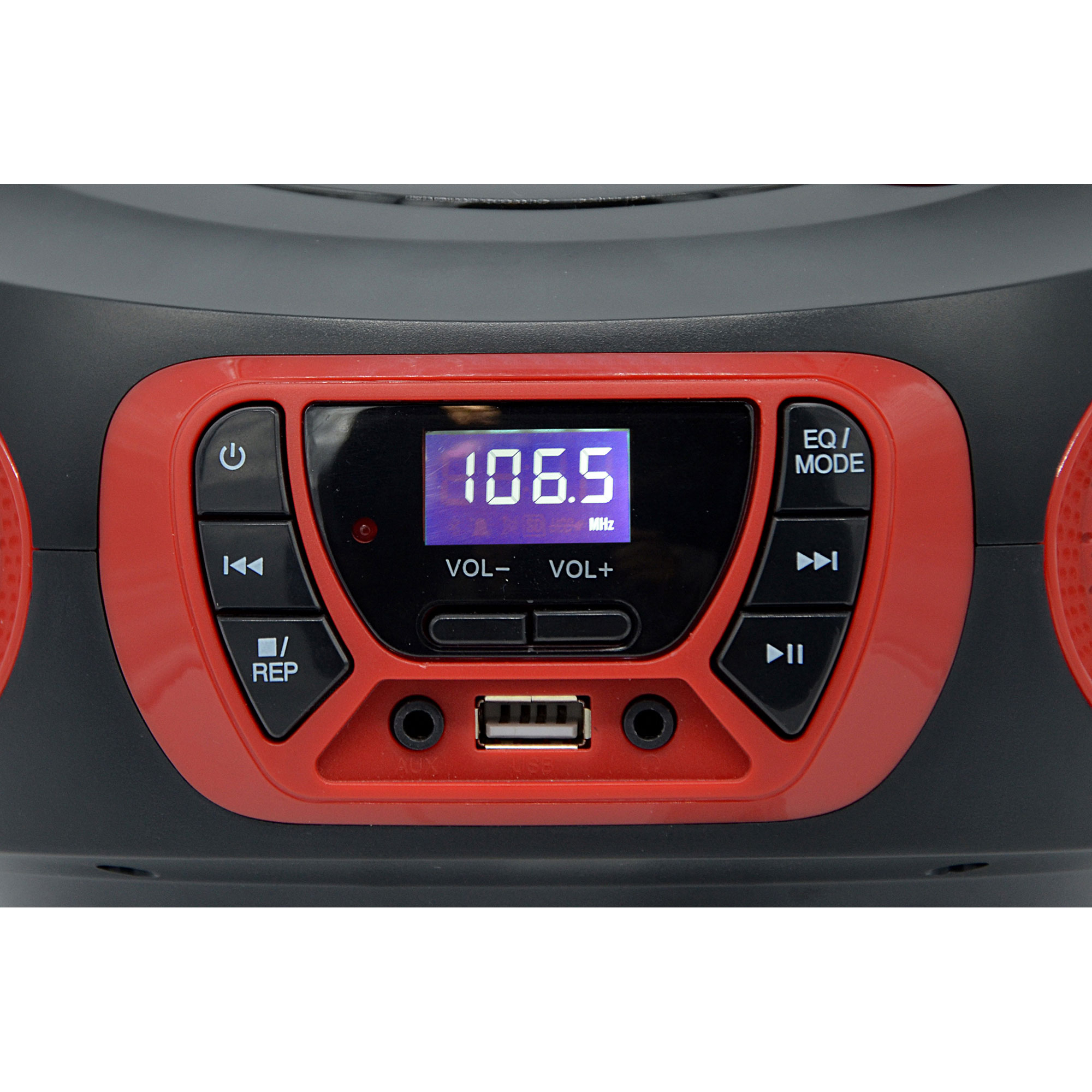 Altavoz negro y rojo que muestra una pantalla digital de 106,5 MHz. Hay botones de control.