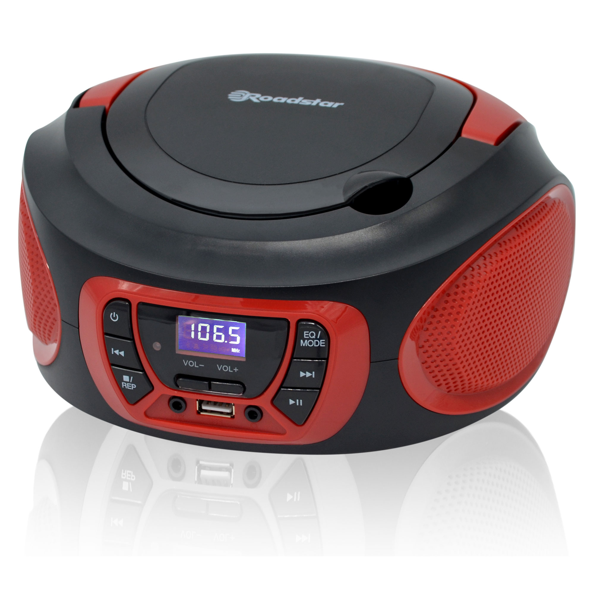 Boombox negra y roja con botones y pantalla digital, que muestra 106.5 MHz.