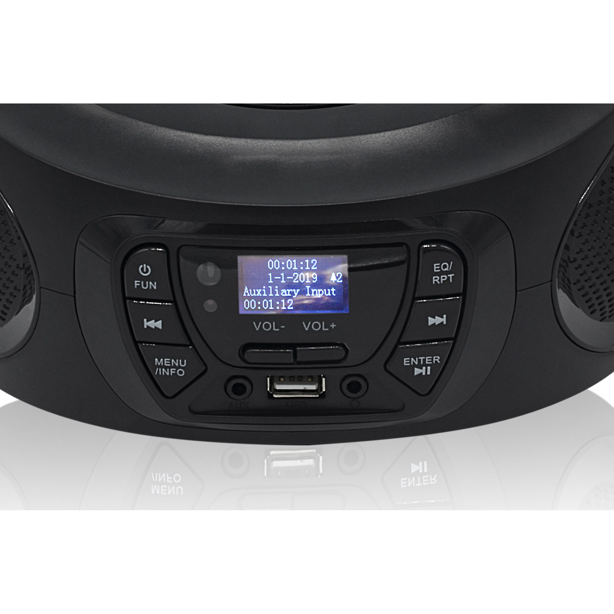 Primer plano de la pantalla de una boombox negra mostrando hora, fecha e información de radio.