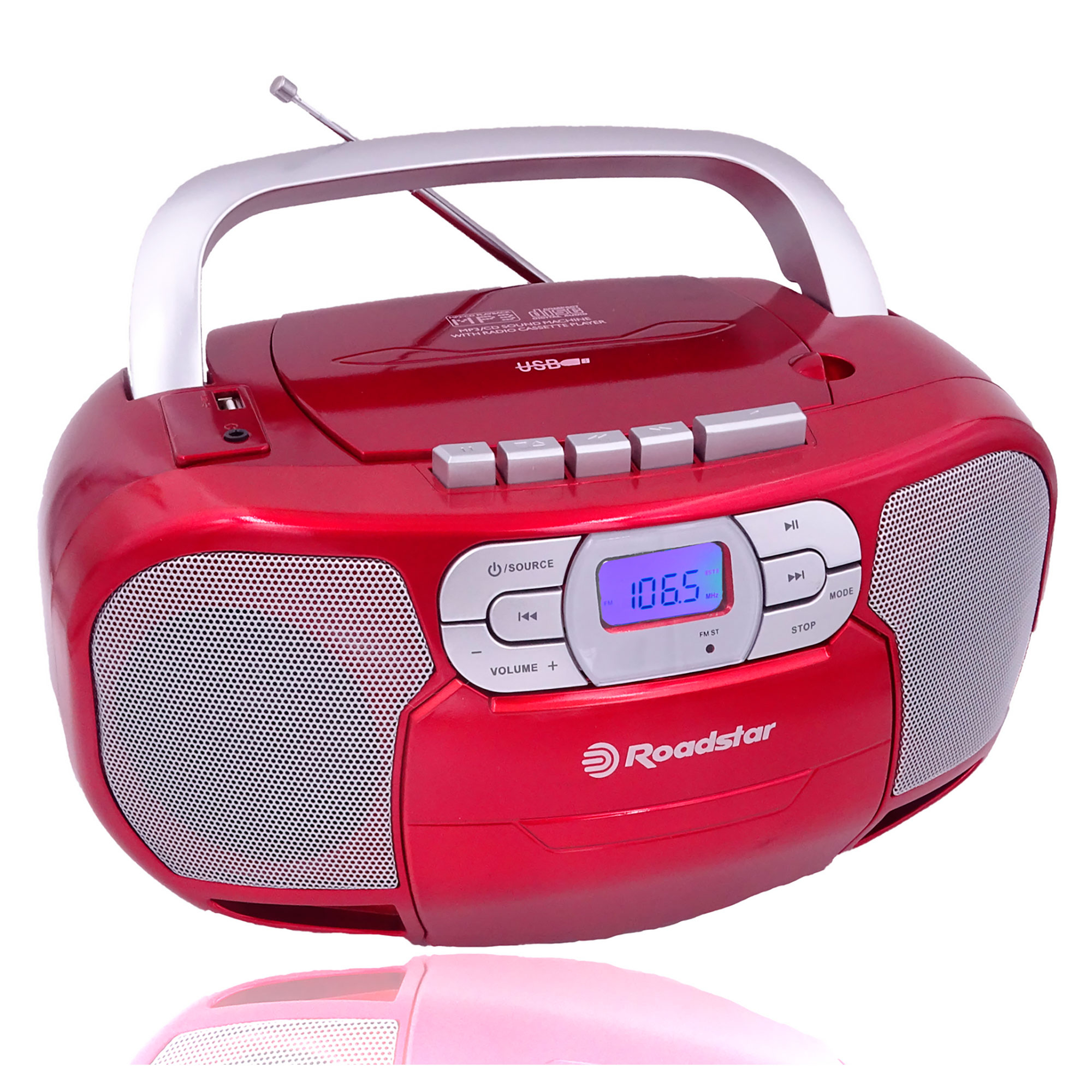 Una radio rossa con maniglia, pulsanti e un display che mostra 106.5. Sfondo bianco.