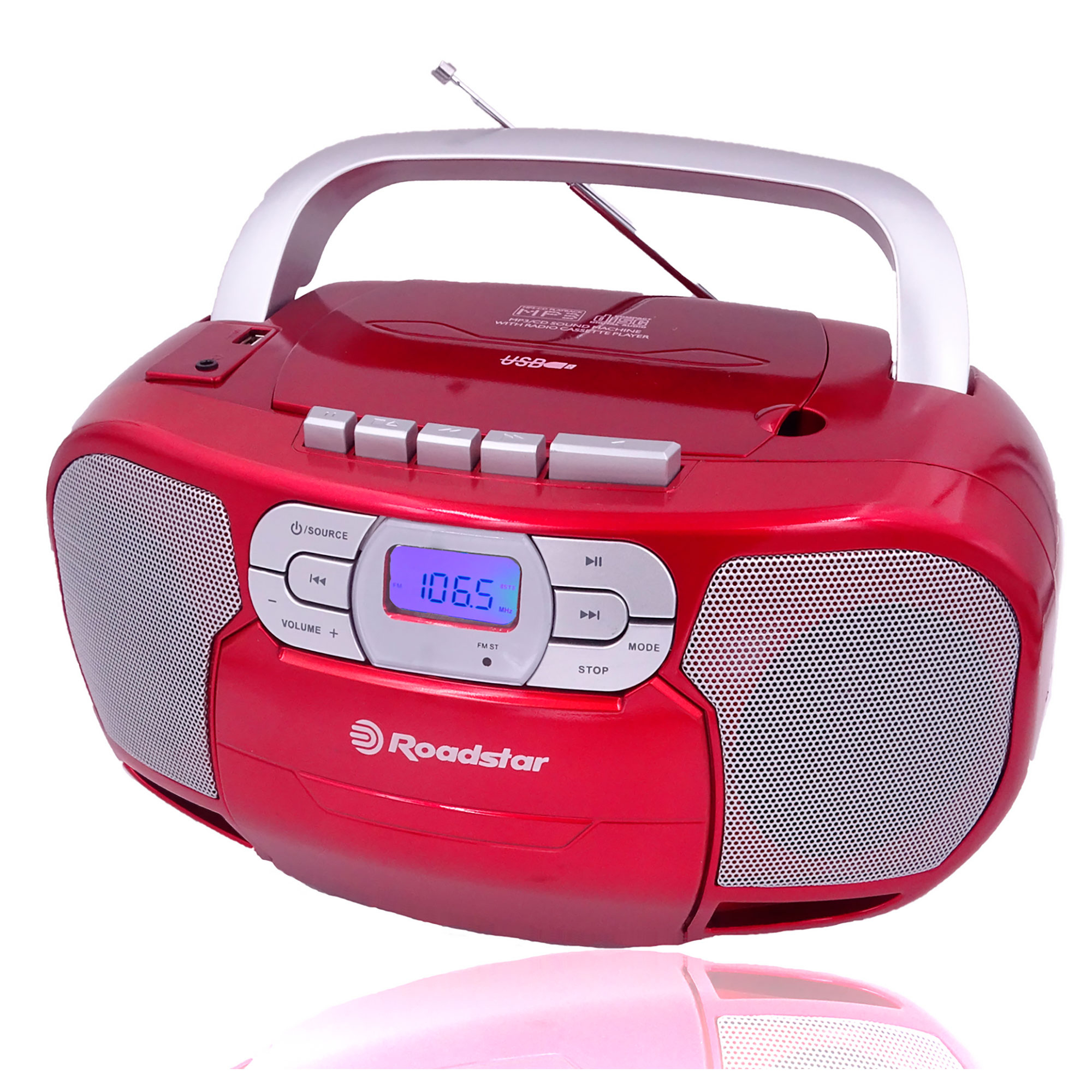 Un boombox rosso con maniglia, altoparlanti e un display che mostra 106,5. Si riflette sotto su una superficie bianca.