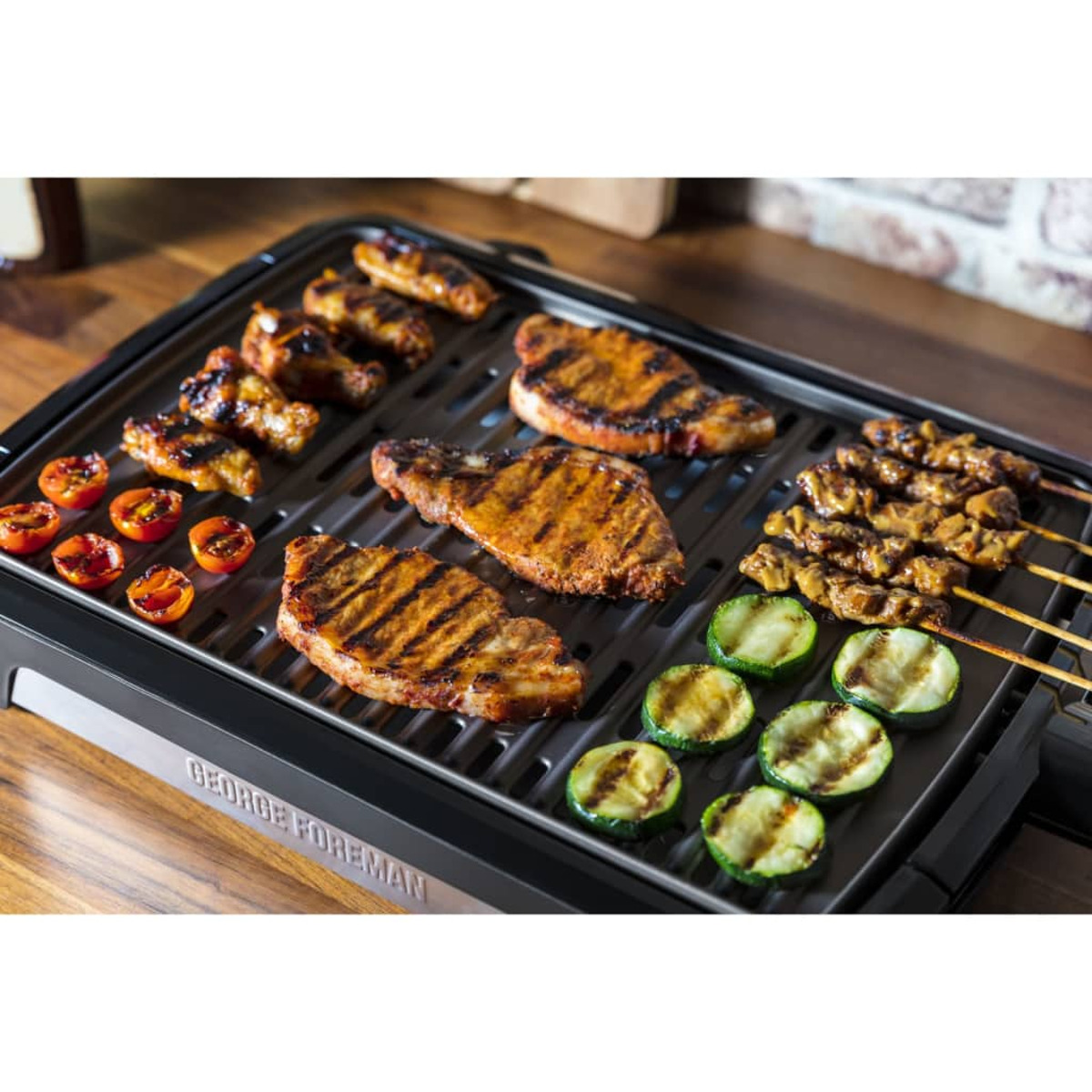 Cibo grigliato. Varietà di carni e verdure grigliate su una griglia George Foreman.